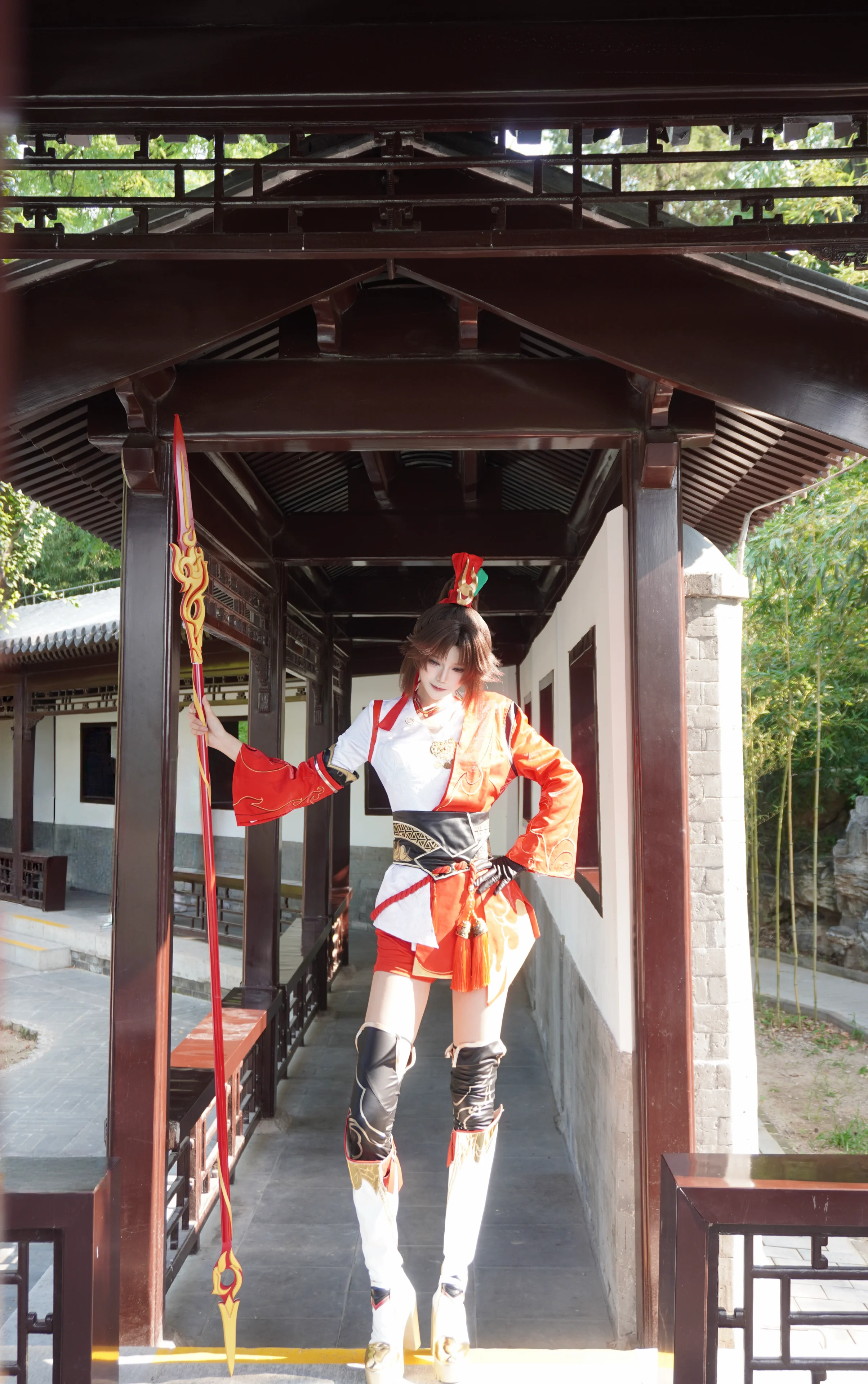 [Yun Ying Cosplay] Red-Tasseled Spear: Heroic Elegance Beneath the Covered Walkway - Image 1