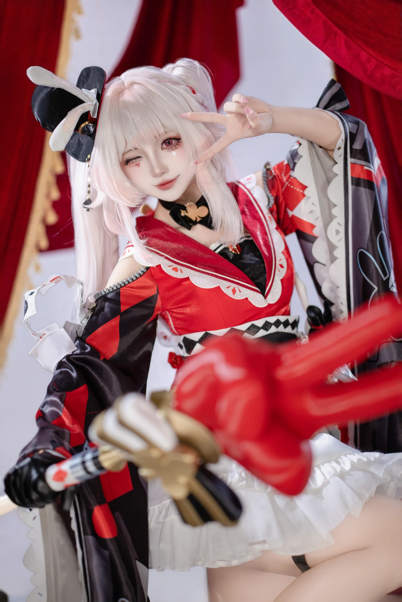 【火花cos】崩坏星穹铁道，穿梭于红色幕布与复古电视间的俏皮瞬间 - 第 1 张