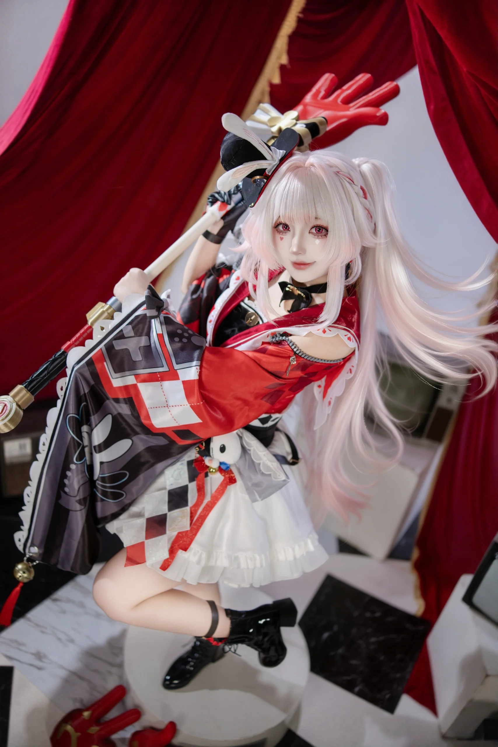 【火花cos】崩坏星穹铁道，穿梭于红色幕布与复古电视间的俏皮瞬间 - 第 2 张