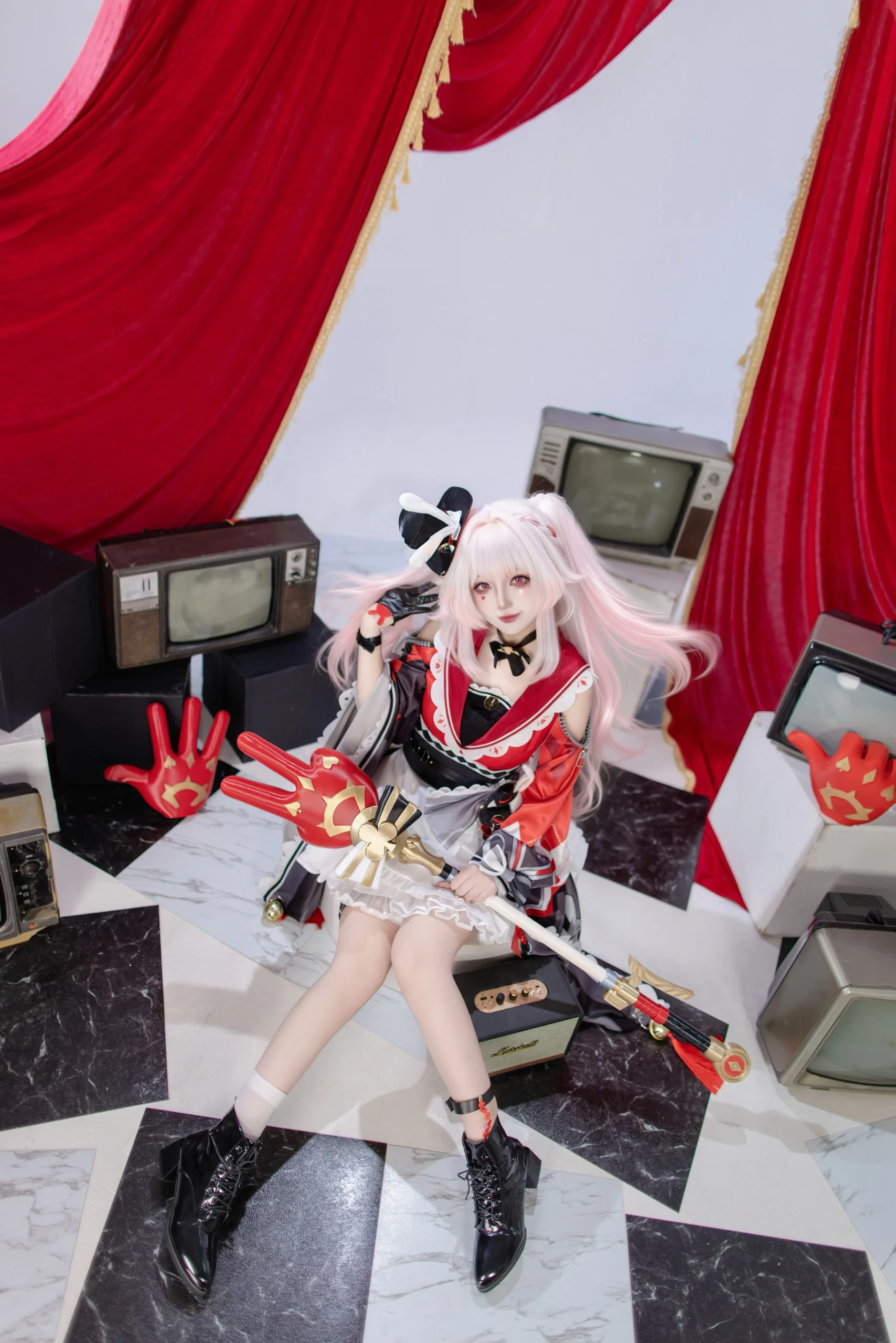 【火花cos】崩坏星穹铁道，穿梭于红色幕布与复古电视间的俏皮瞬间 - 第 3 张