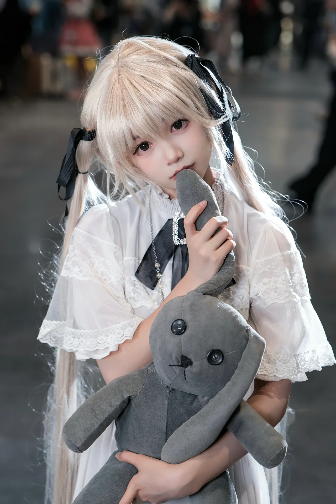 【穹妹cos】CP30漫展场照，白裙双马尾与灰色兔子的午后 - 第 1 张