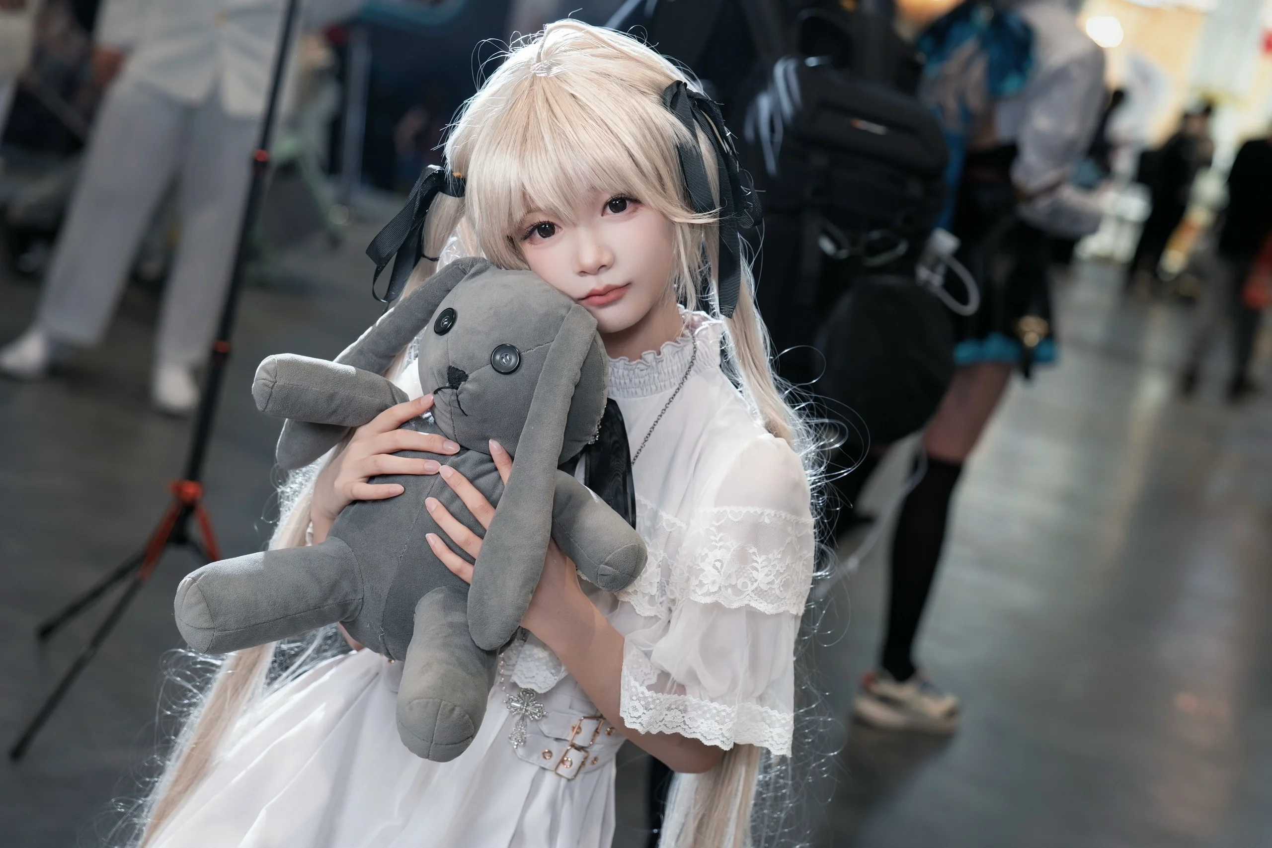 【穹妹cos】CP30漫展场照，白裙双马尾与灰色兔子的午后 - 第 2 张
