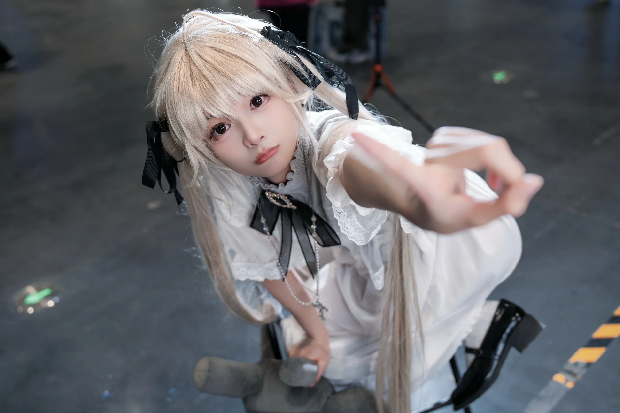 【穹妹cos】CP30漫展场照，白裙双马尾与灰色兔子的午后 - 第 3 张