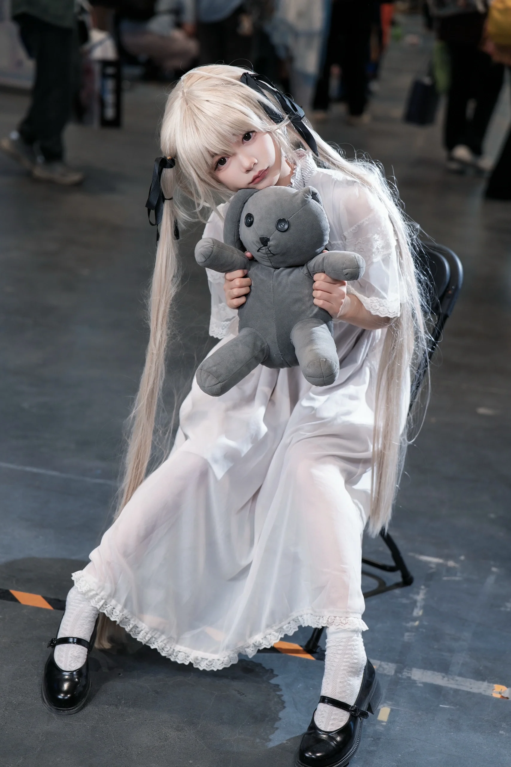 【穹妹cos】CP30漫展场照，白裙双马尾与灰色兔子的午后 - 第 4 张