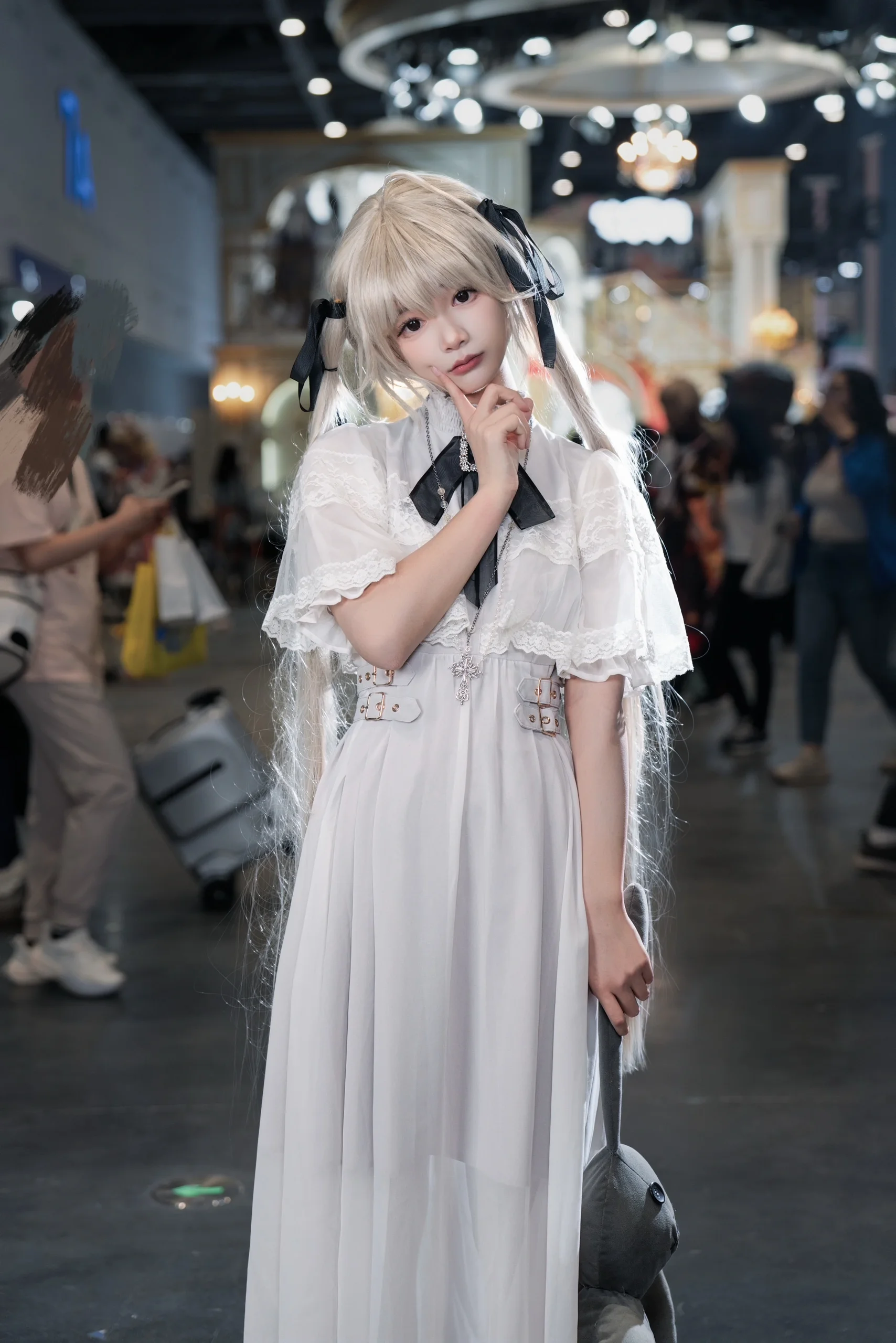 【穹妹cos】CP30漫展场照，白裙双马尾与灰色兔子的午后 - 第 5 张