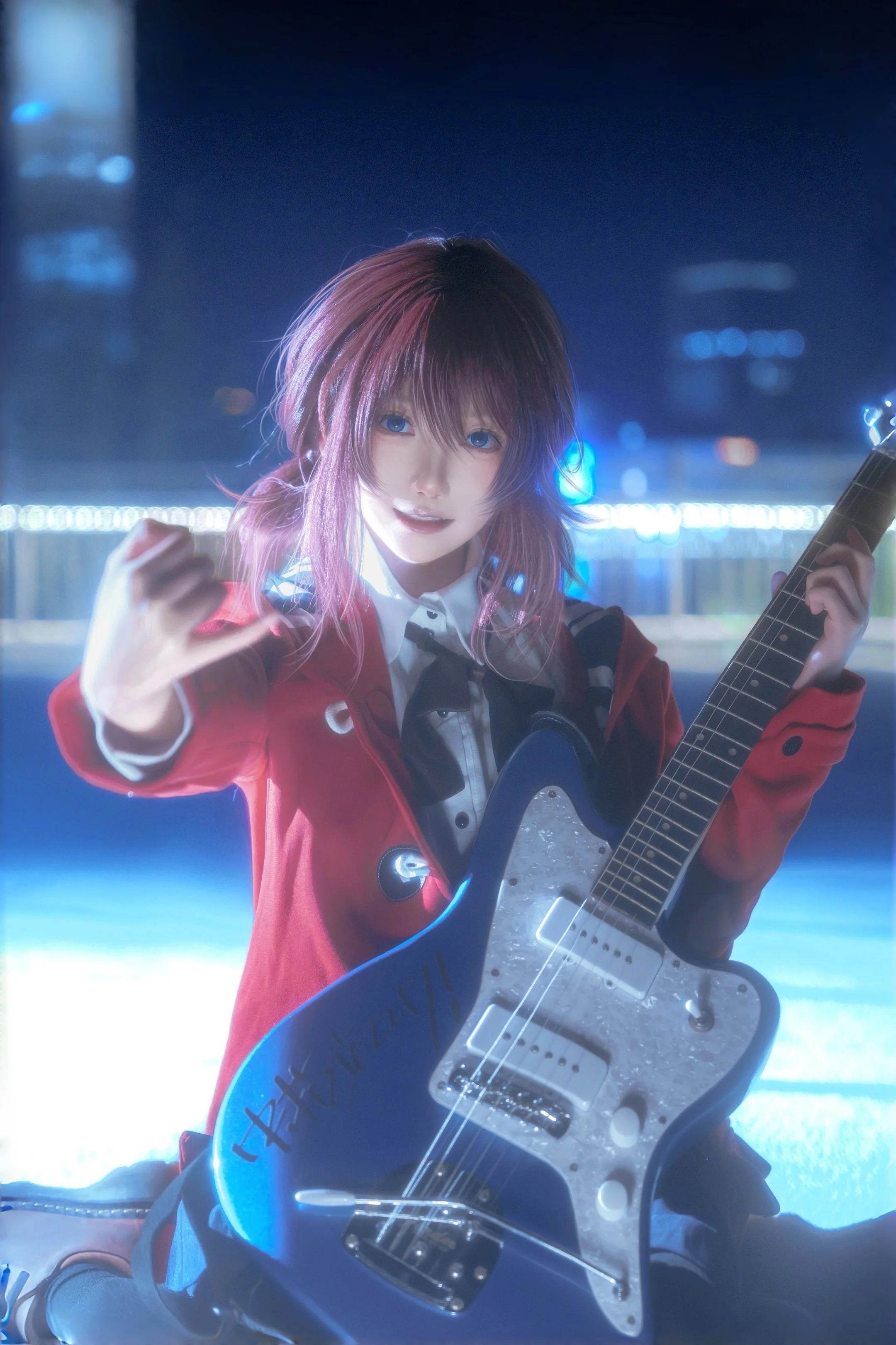 【井芹仁菜cos】夜风里的摇滚回响，捕捉哭泣少女乐队中的倔强瞬间 - 第 1 张