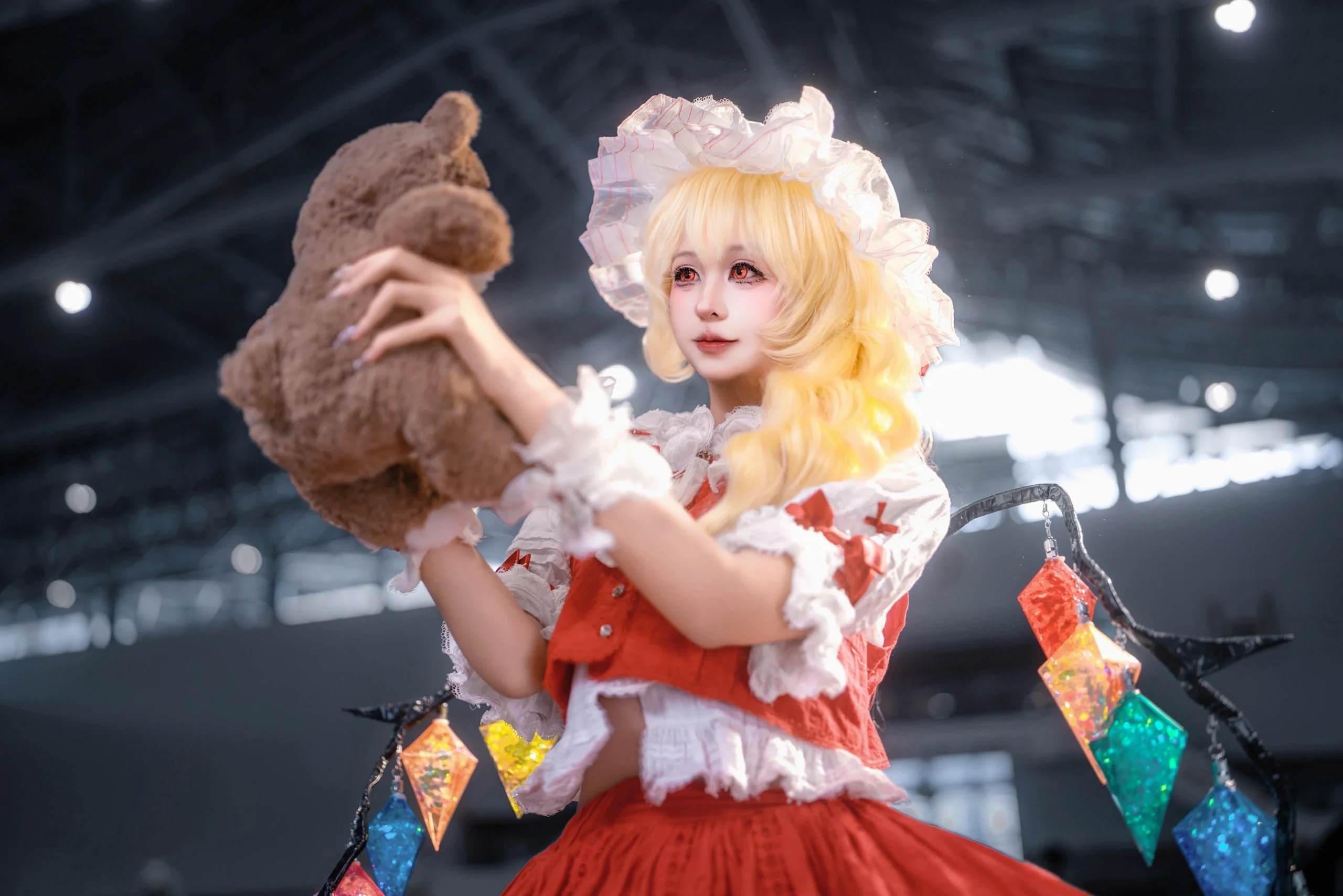 【芙兰朵露cos】国漫展上红白洋装的俏皮瞬间 - 第 2 张
