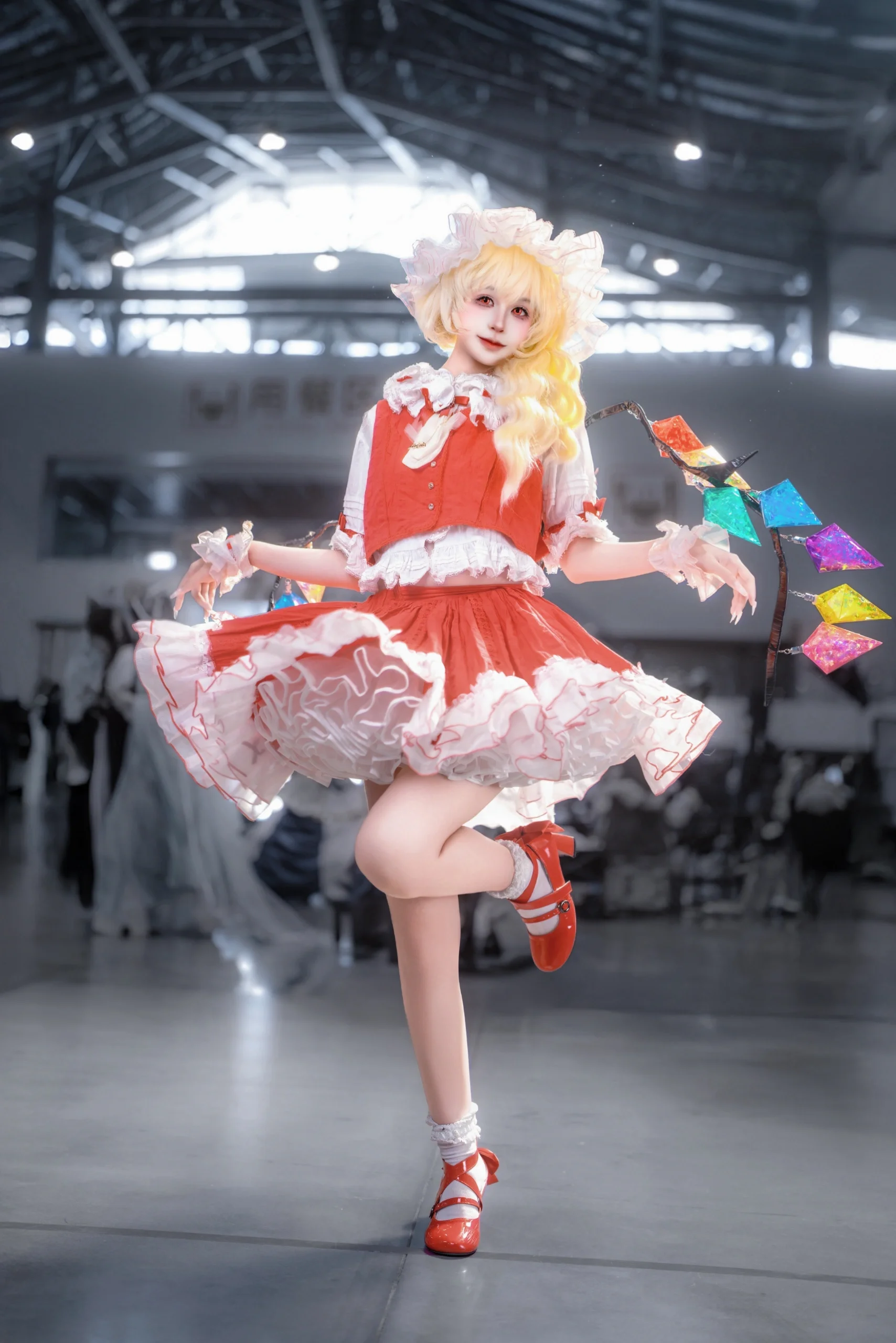 【芙兰朵露cos】国漫展上红白洋装的俏皮瞬间