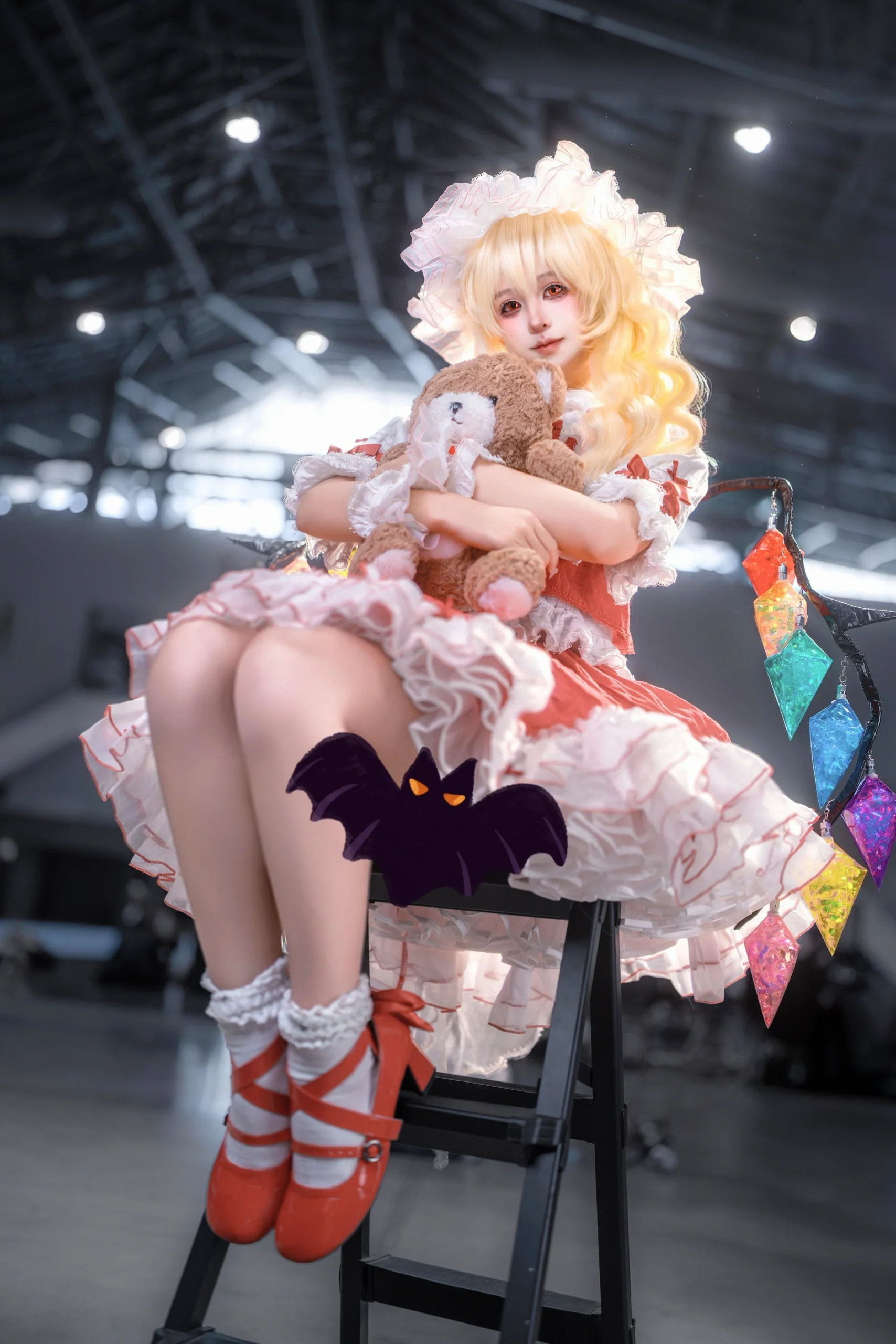 【芙兰朵露cos】国漫展上红白洋装的俏皮瞬间 - 第 4 张