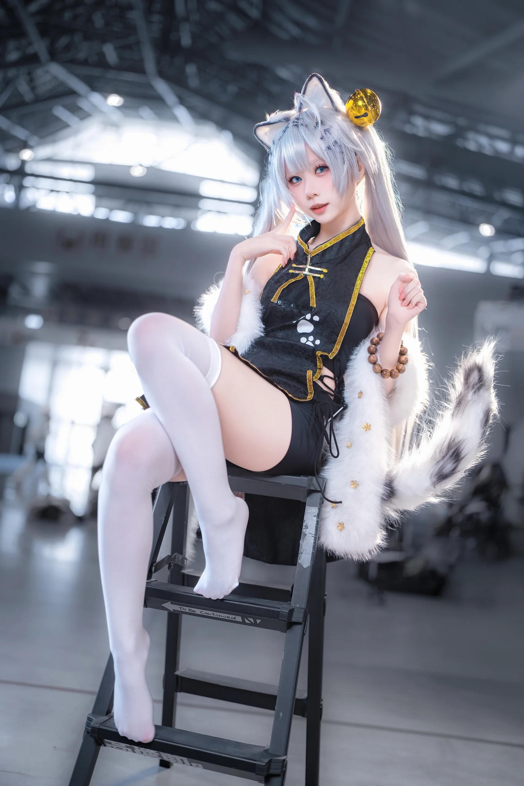 【中国アニメイベントの白虎娘コーデ】黒金チャイナドレスと白タイツの撮影感 - 1 枚目