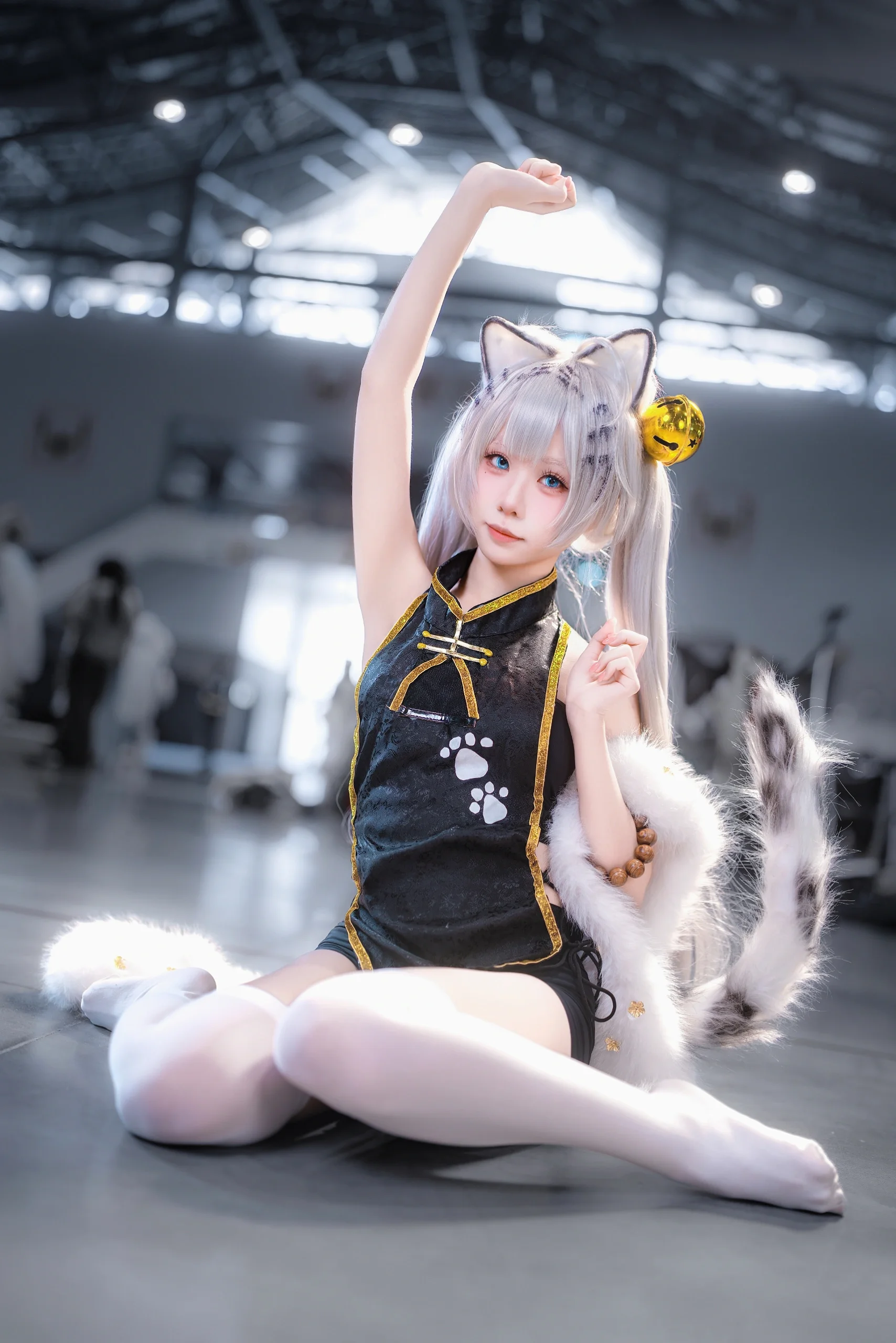 【中国アニメイベントの白虎娘コーデ】黒金チャイナドレスと白タイツの撮影感 - 2 枚目