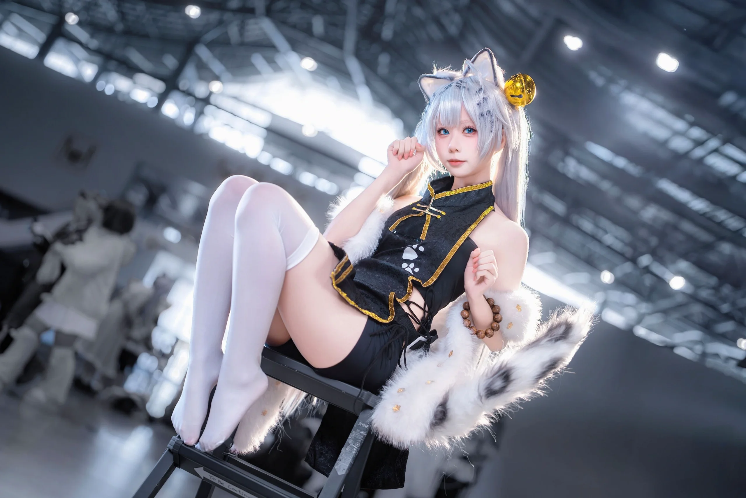 【中国アニメイベントの白虎娘コーデ】黒金チャイナドレスと白タイツの撮影感 - 4 枚目