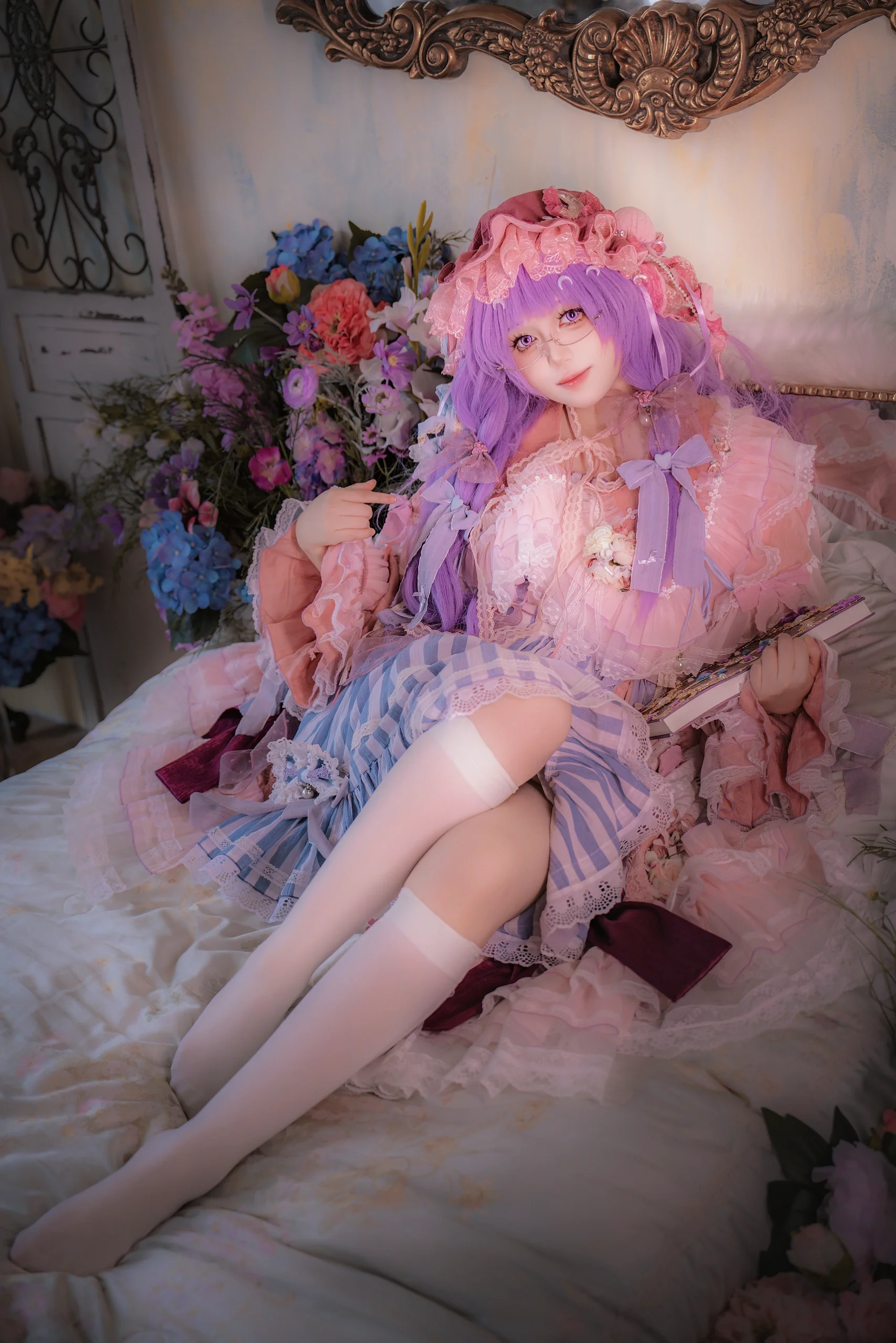 [Patchouli Cosplay] The Quiet Magician of Touhou Project: Dreamy Scholarly Charm - Image 1