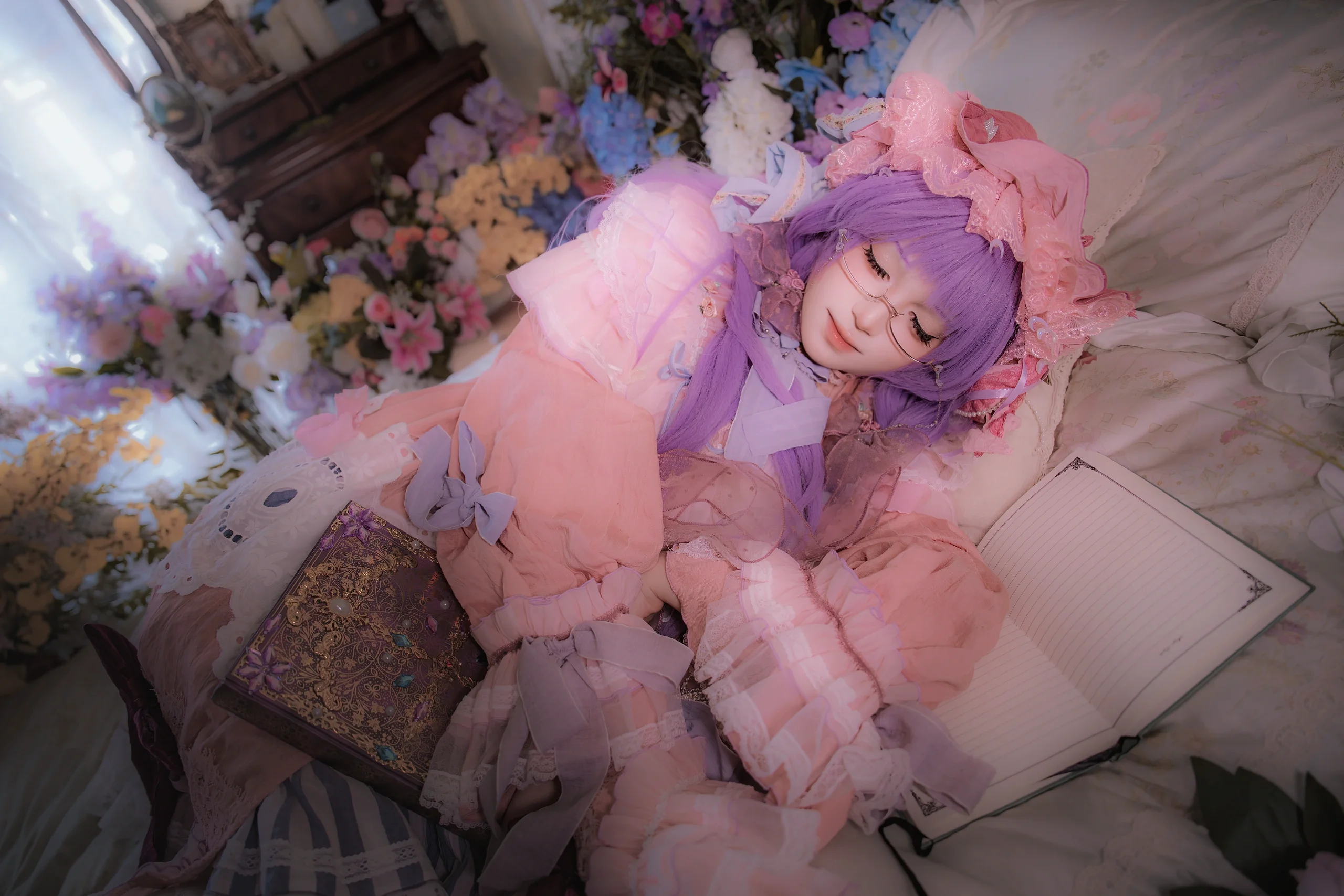 [Patchouli Cosplay] The Quiet Magician of Touhou Project: Dreamy Scholarly Charm - Image 4