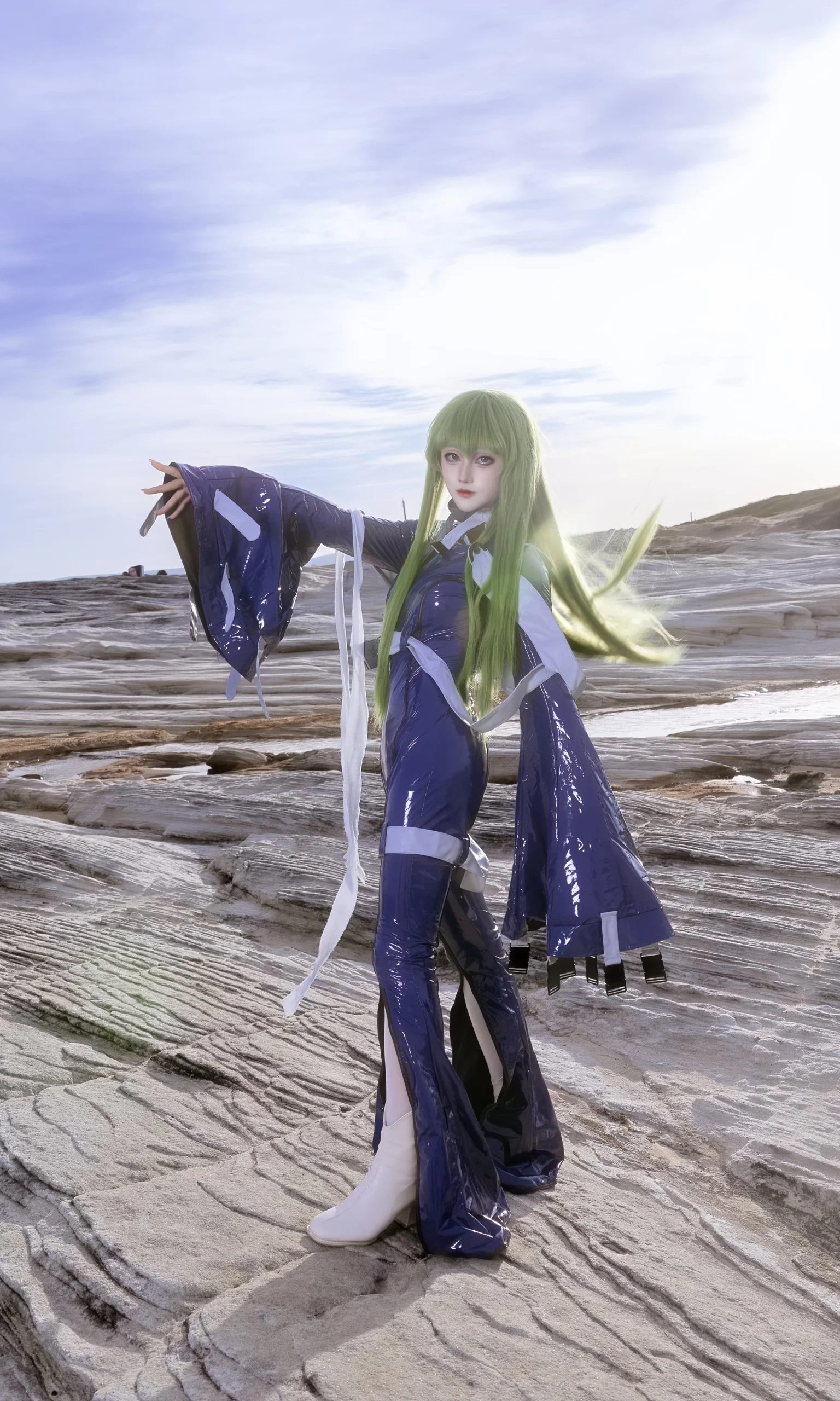 【C.C.cos】反叛的鲁路修，荒野岩石堆里的绿发魔女 - 第 1 张
