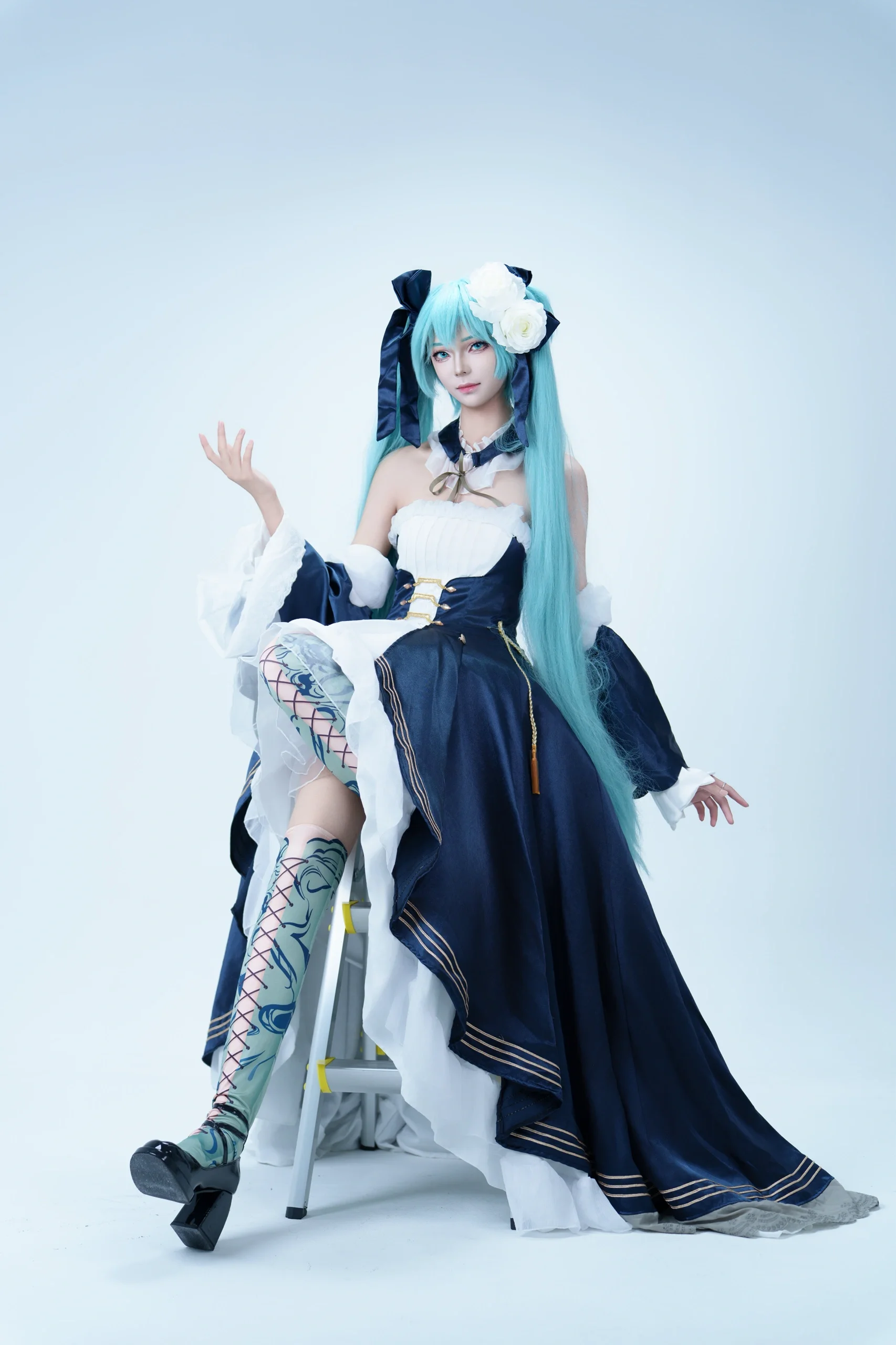 【初音未来cos】望月礼服下的蓝绿双马尾，优雅与俏皮的完美碰撞