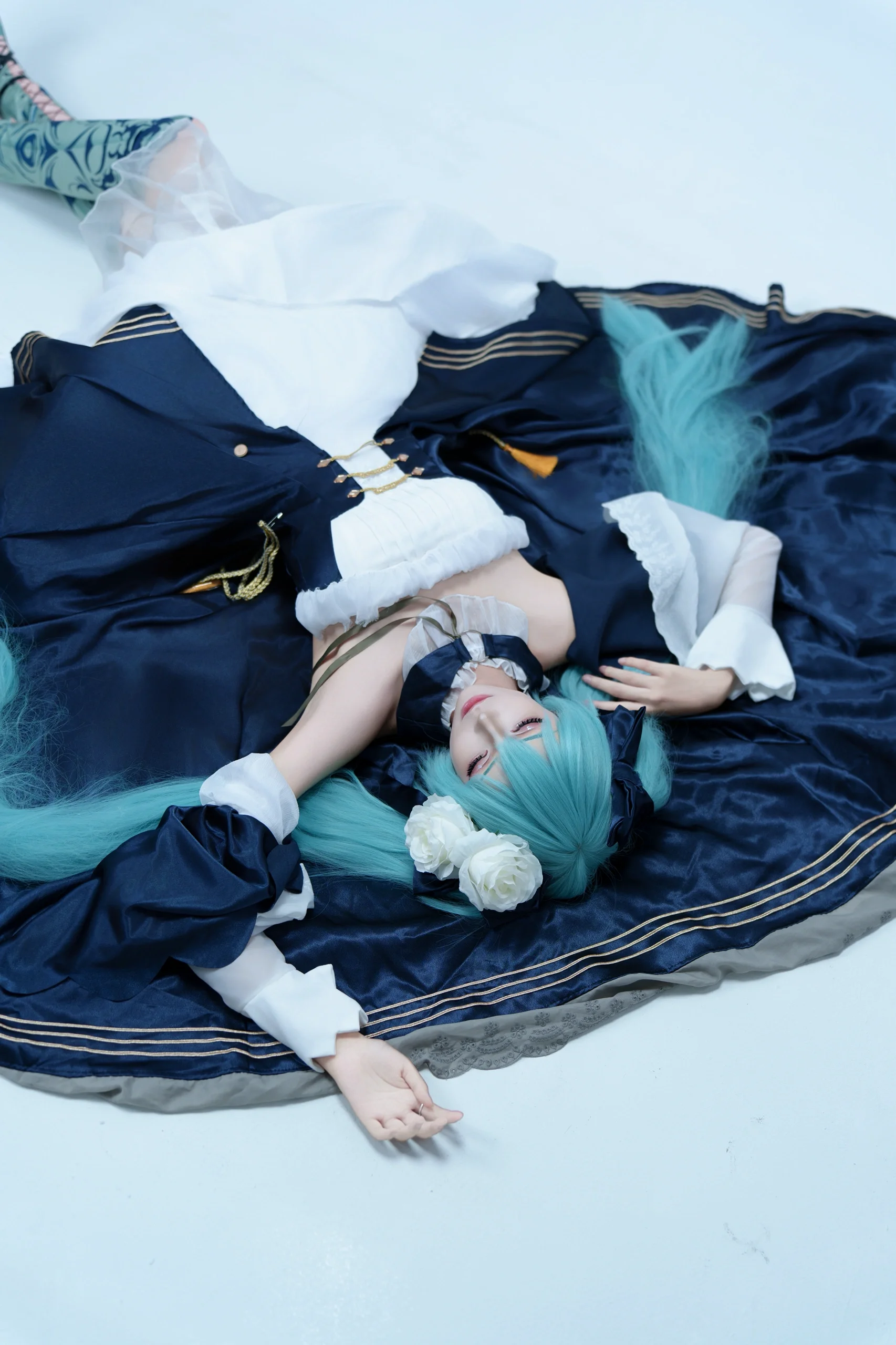 【Hatsune Miku cosplay】Teal twintails under the Mochizuki Evening Dress, a perfect collision of elegance and playfulness - Image 2