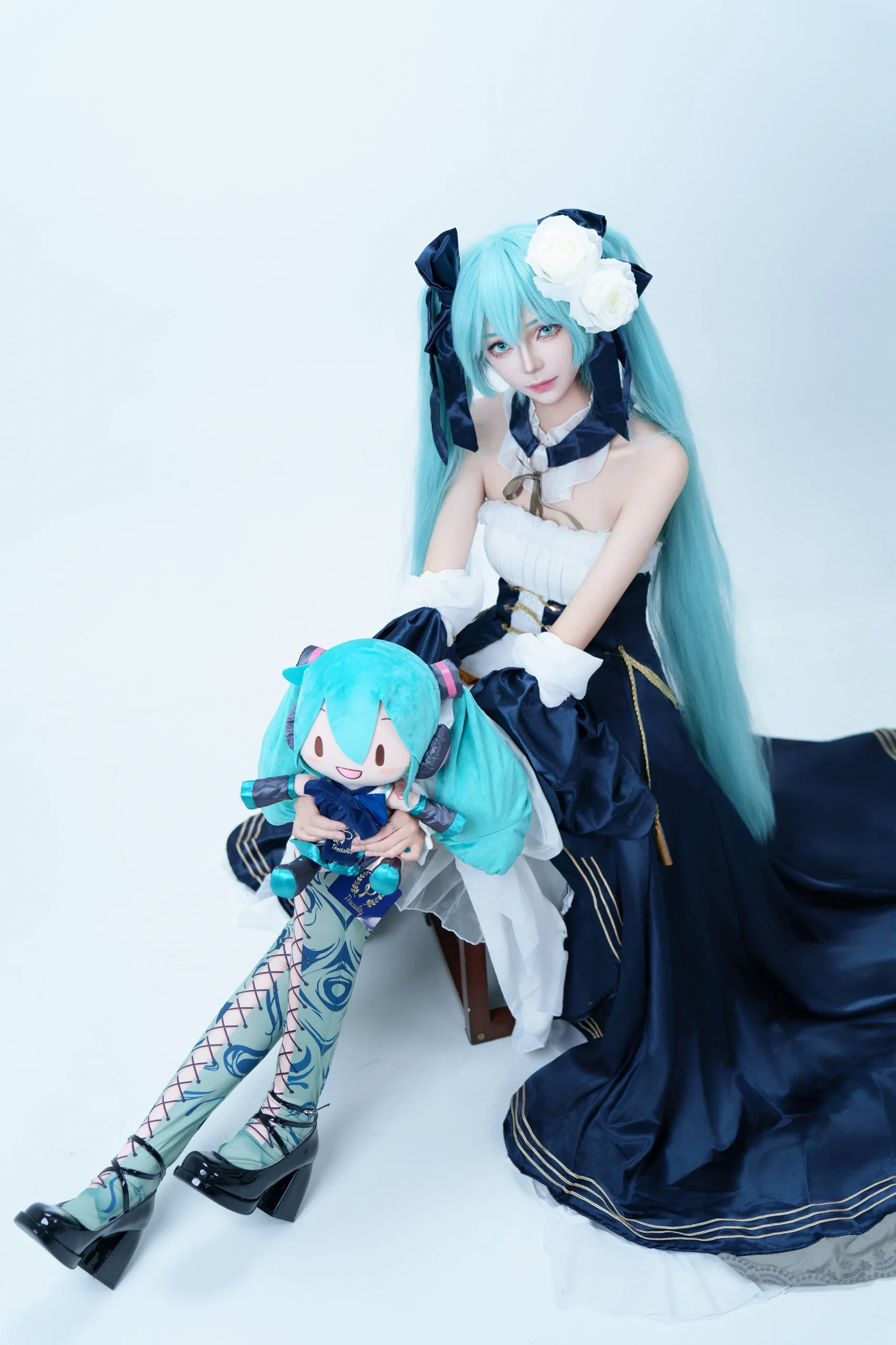 【Hatsune Miku cosplay】Teal twintails under the Mochizuki Evening Dress, a perfect collision of elegance and playfulness - Image 3