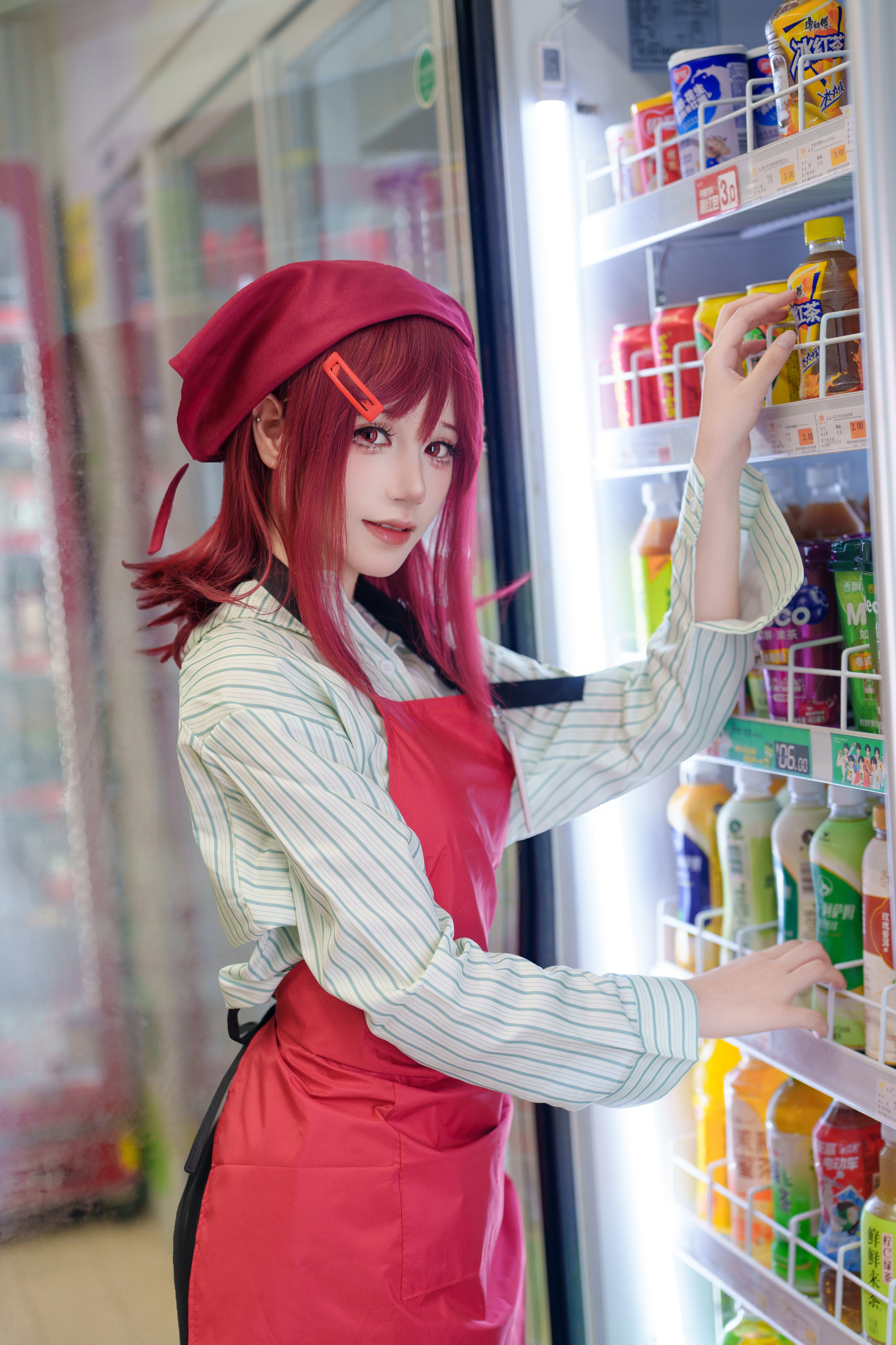 【山田小姐cos】在便利店化身店员认真整理货架 - 第 1 张
