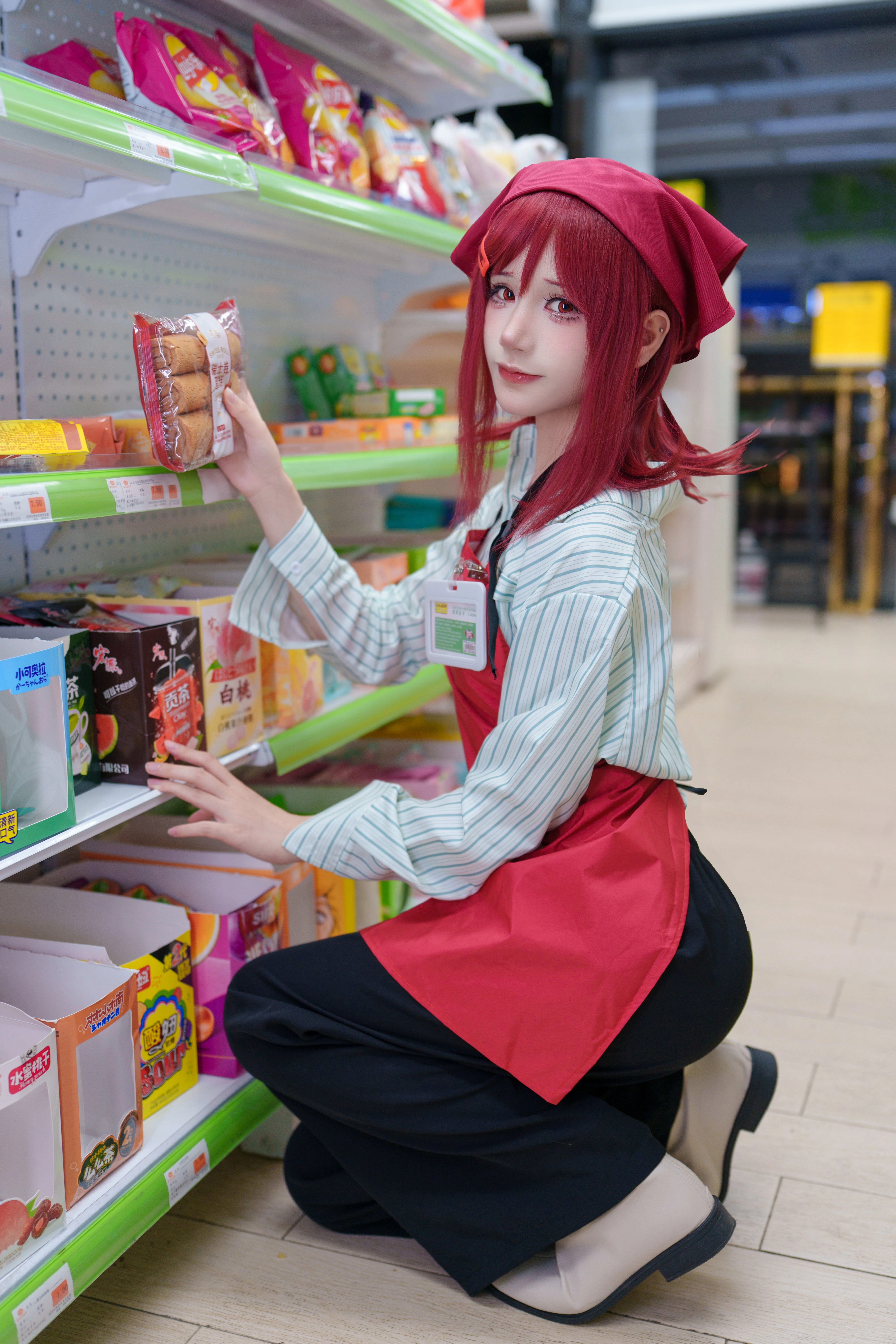 【山田小姐cos】在便利店化身店员认真整理货架 - 第 3 张