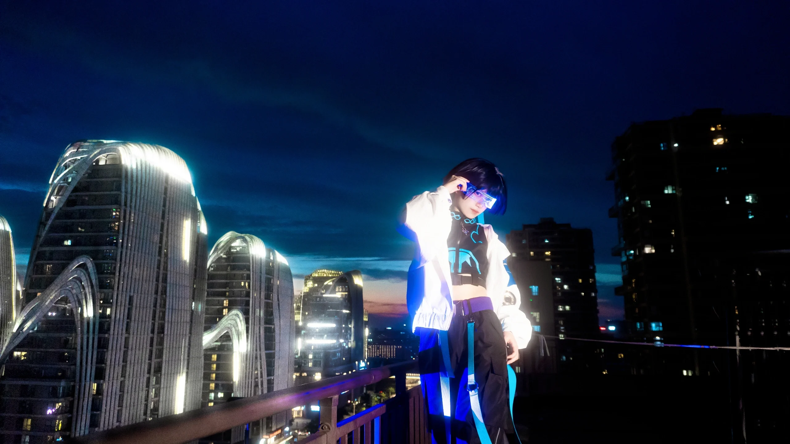 【散兵cos】原神天台夜景，蓝色机械齿轮与都市光影