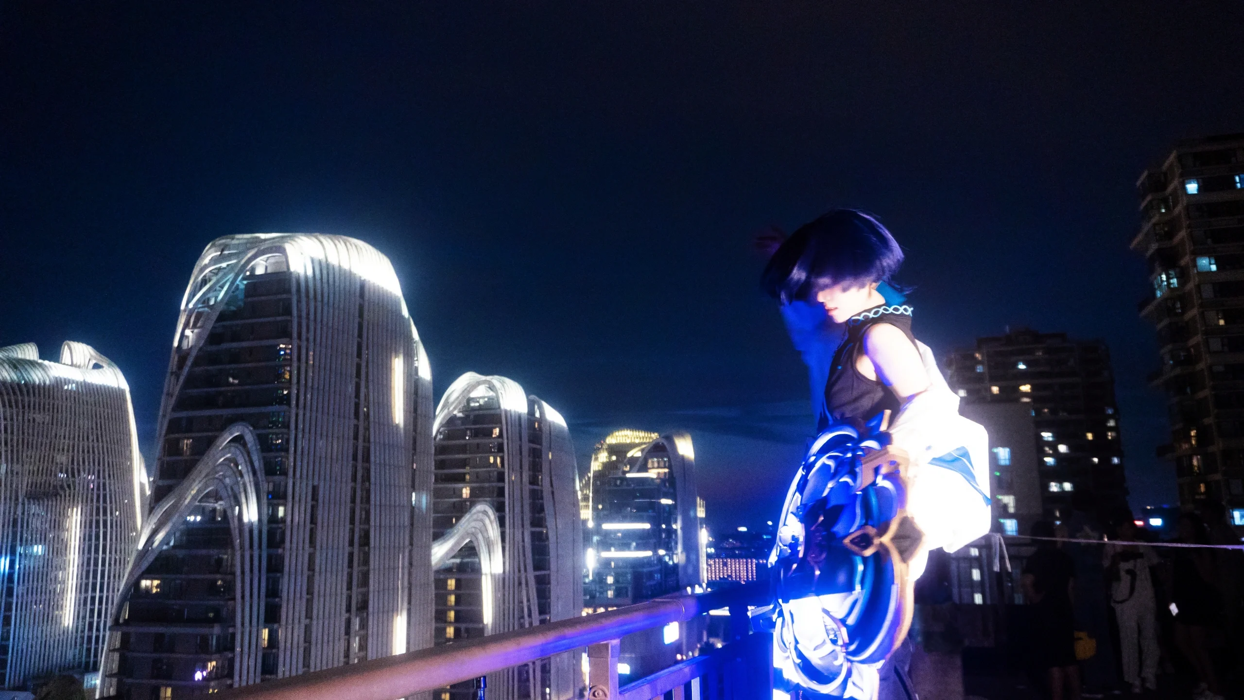 【散兵cos】原神天台夜景，蓝色机械齿轮与都市光影 - 第 4 张