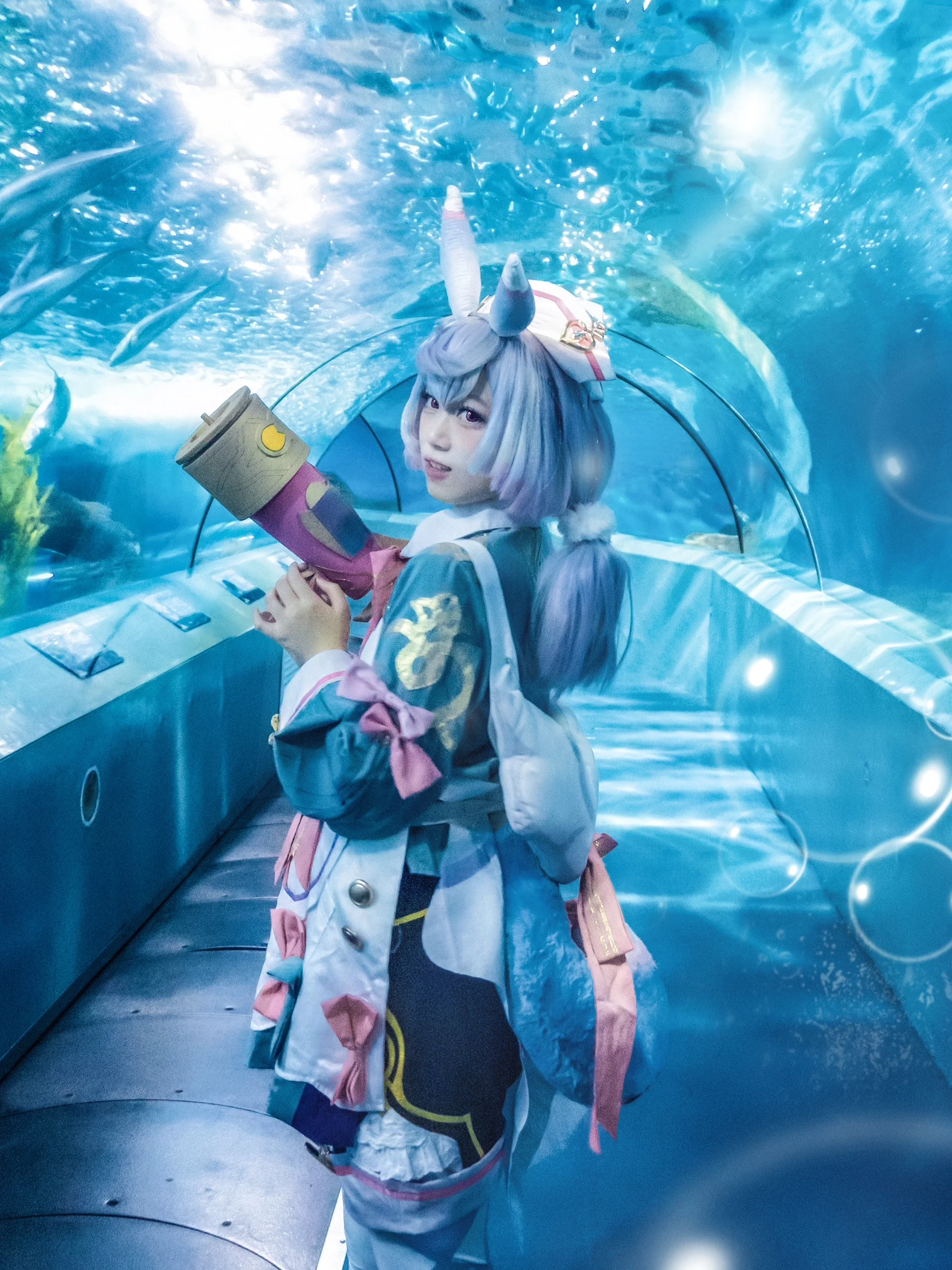 【希格雯cos】原神里的反差魅力，在水族馆拿麻醉枪的一天 - 第 1 张