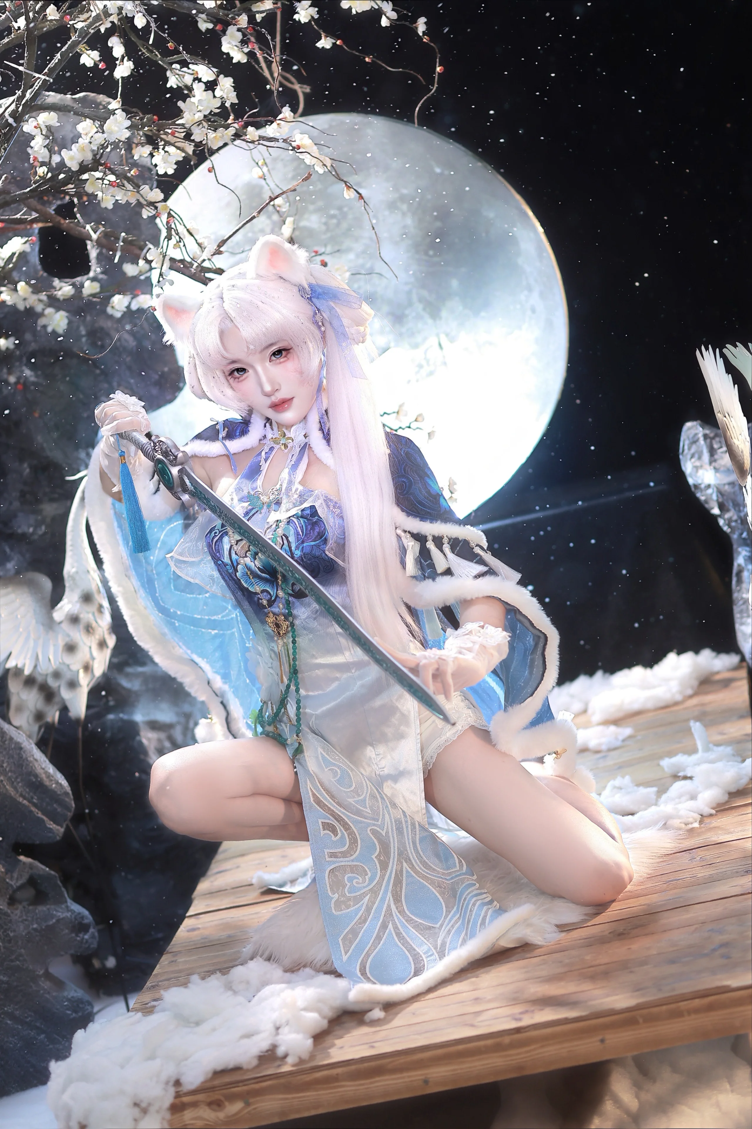 【顾清寒cos】月下雪境中的执剑姿态 - 第 1 张