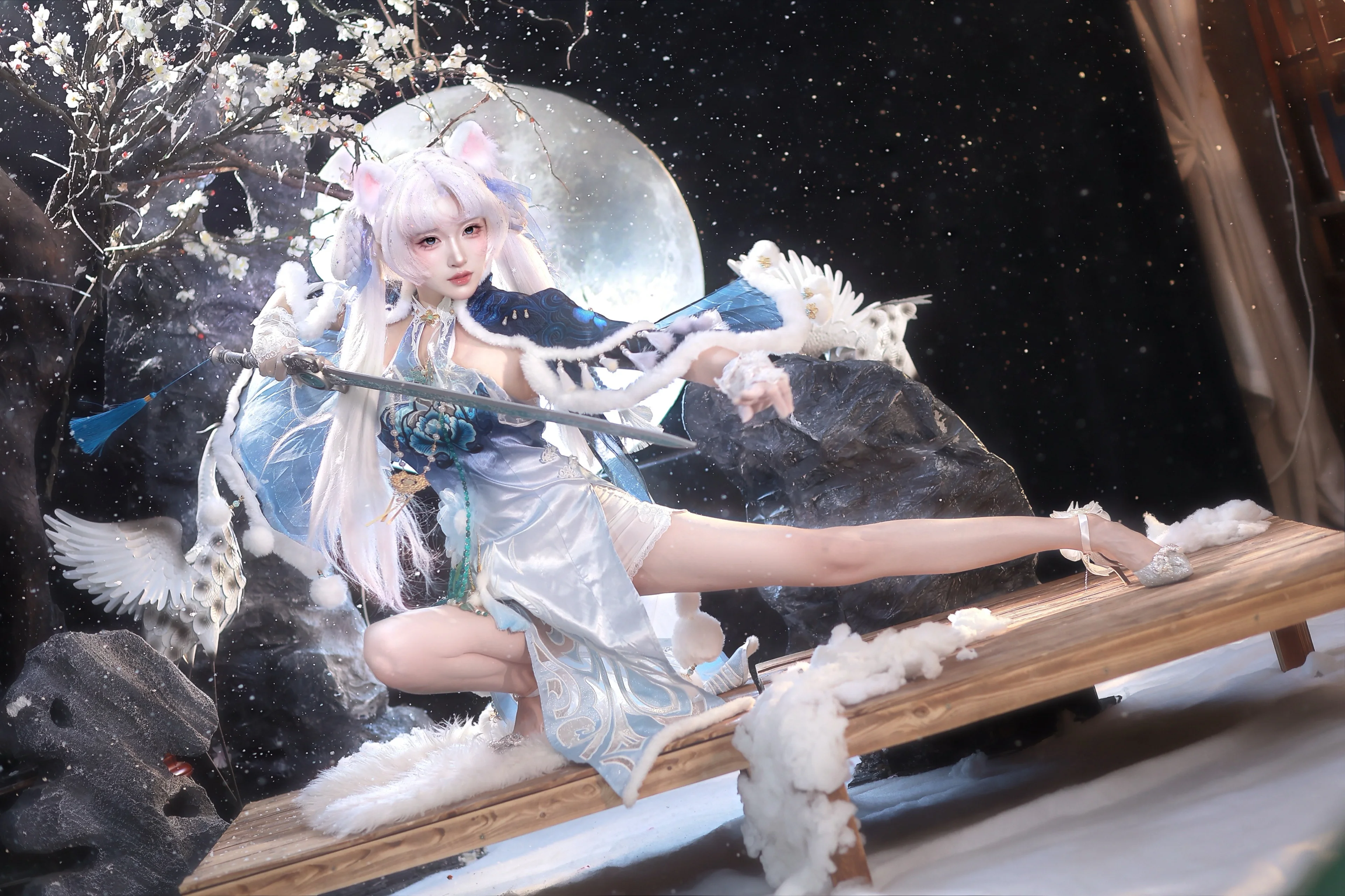 【顧清寒cos】月下雪境中的執劍姿態