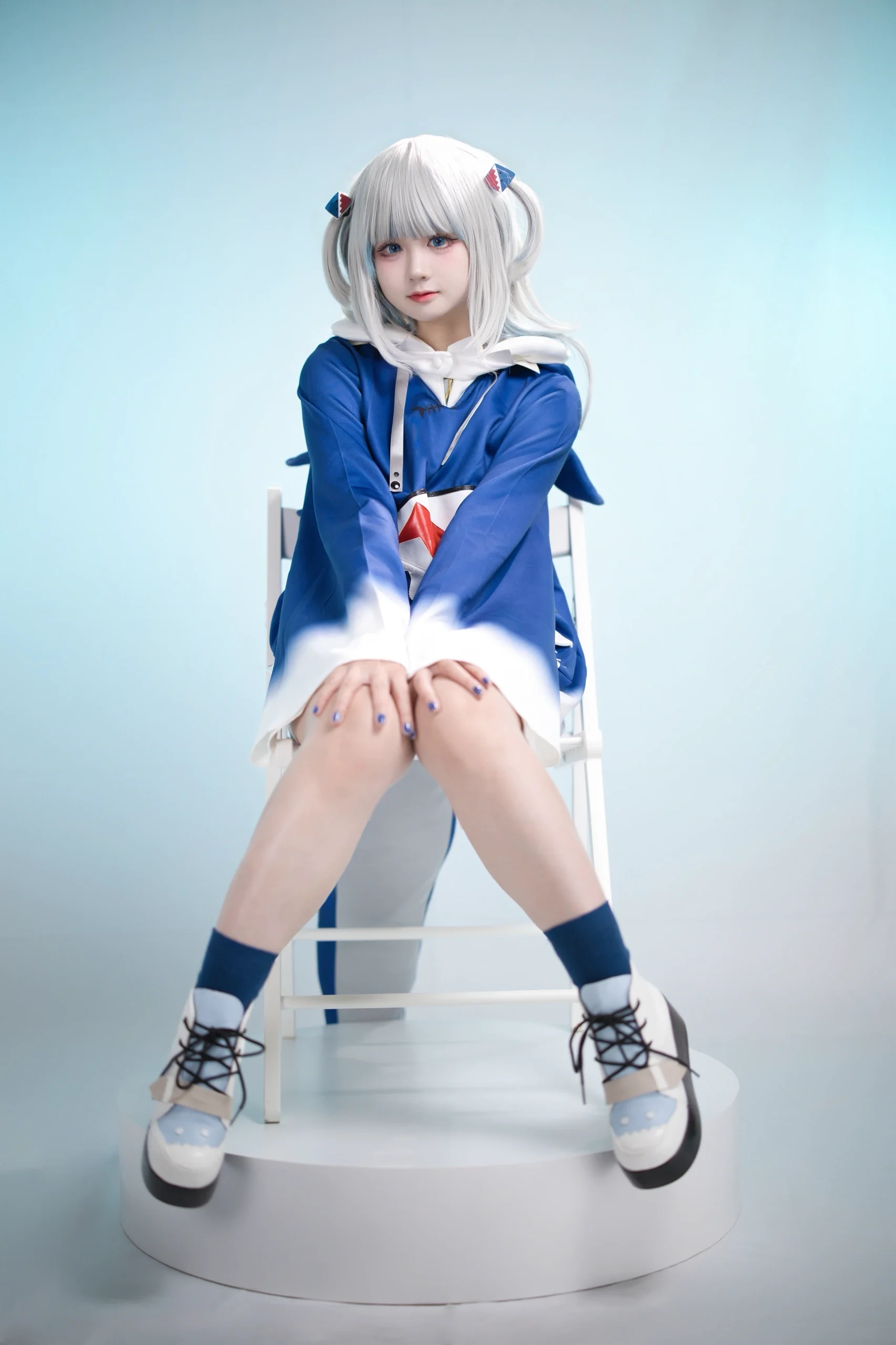 【Gawr Gura cos】Hololive EN，蓝白基调下的棚拍瞬间