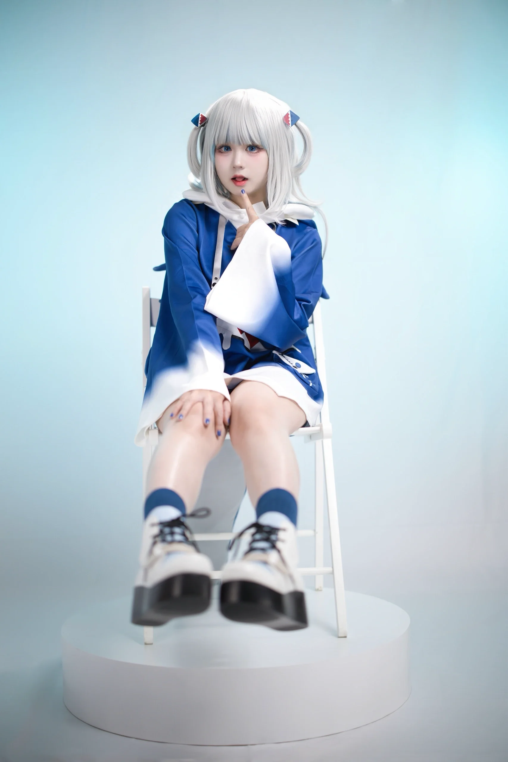 【Gawr Gura cos】Hololive EN，蓝白基调下的棚拍瞬间 - 第 2 张