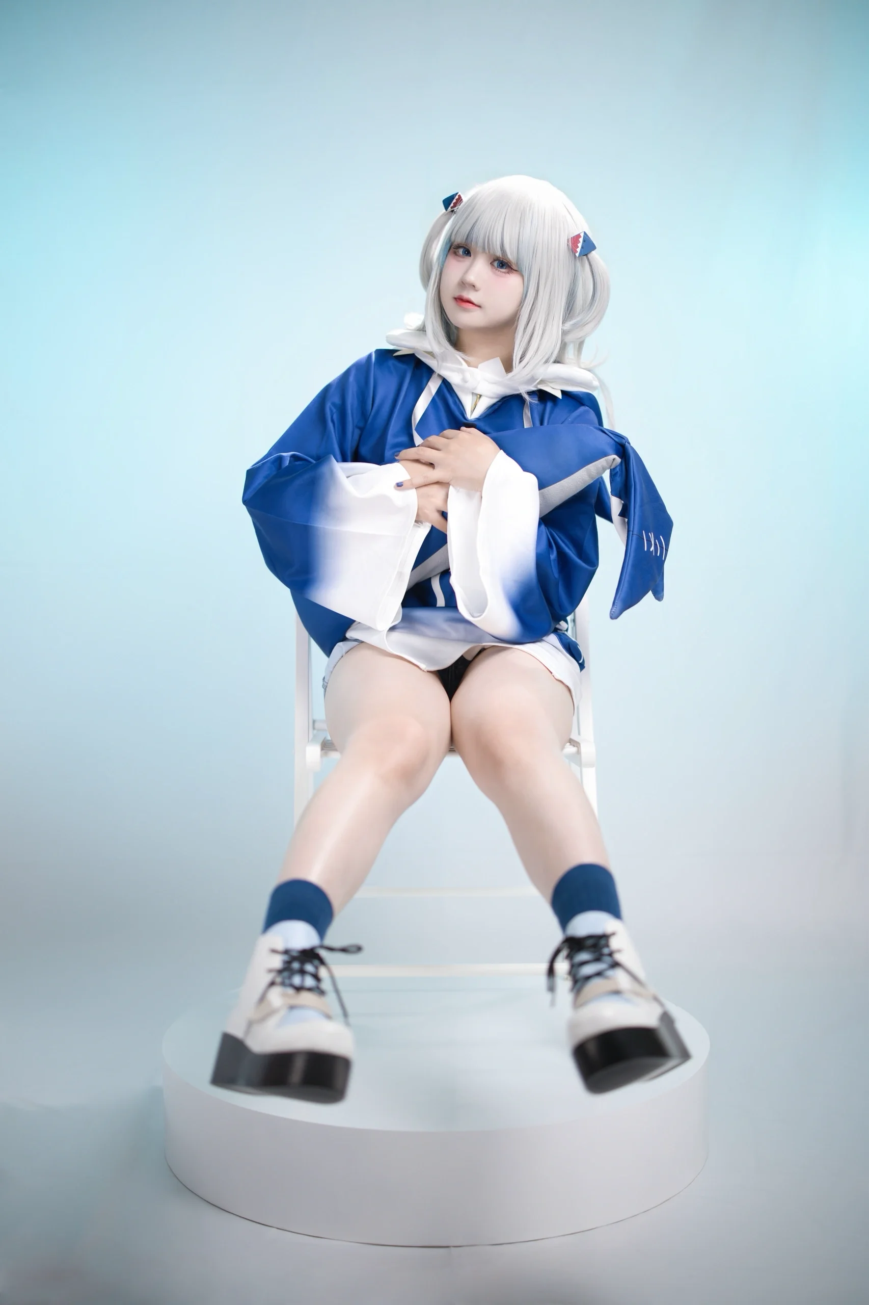 【Gawr Gura cos】Hololive EN，蓝白基调下的棚拍瞬间 - 第 3 张