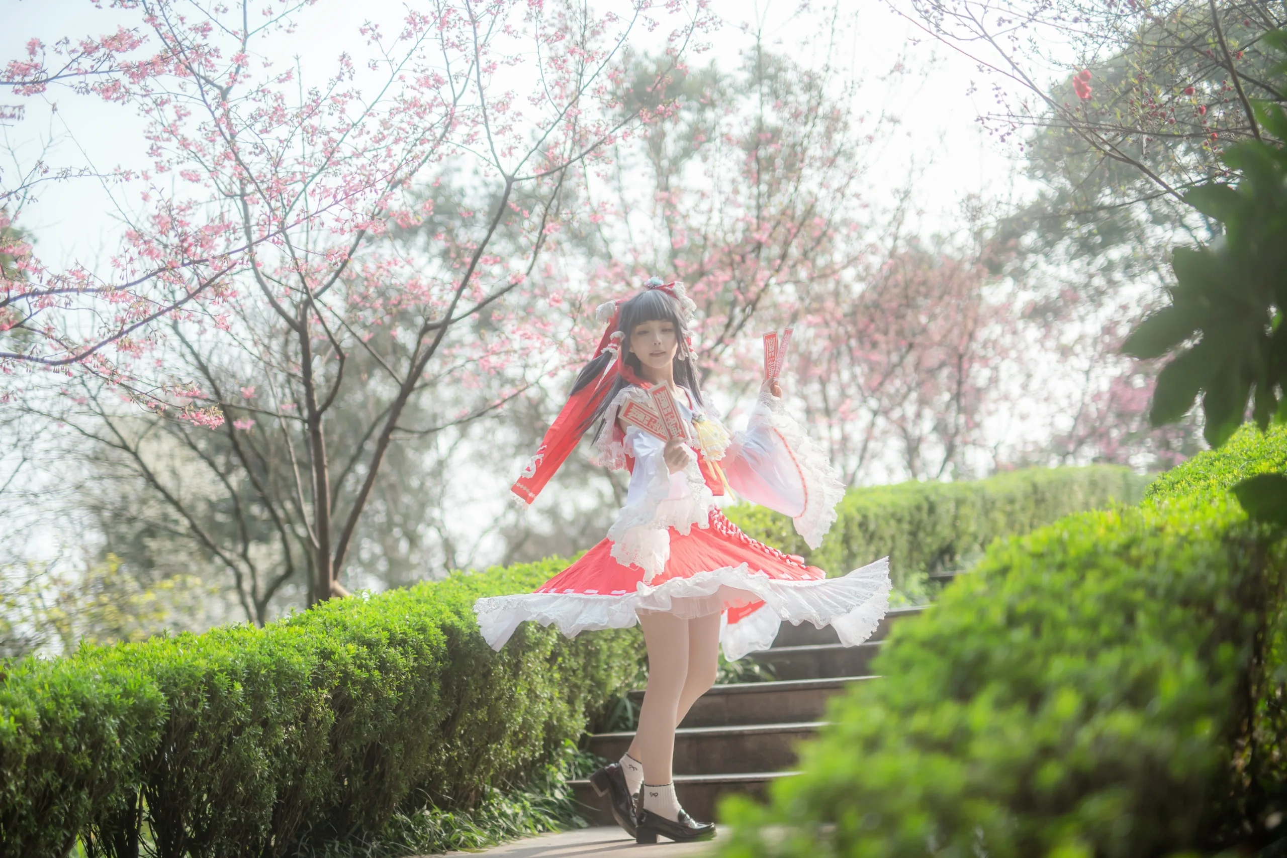 [Reimu Hakurei Cosplay] Cherry Blossoms and the Red-and-White Shrine Maiden at Nanshan Botanical Garden - Image 12