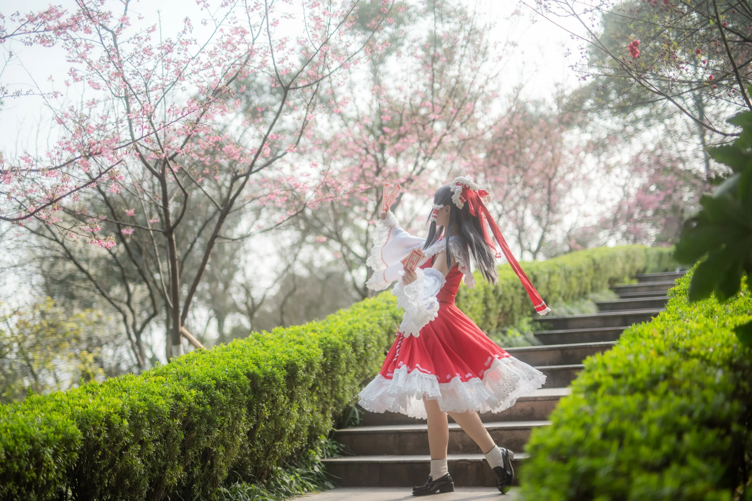 [Reimu Hakurei Cosplay] Cherry Blossoms and the Red-and-White Shrine Maiden at Nanshan Botanical Garden - Image 13