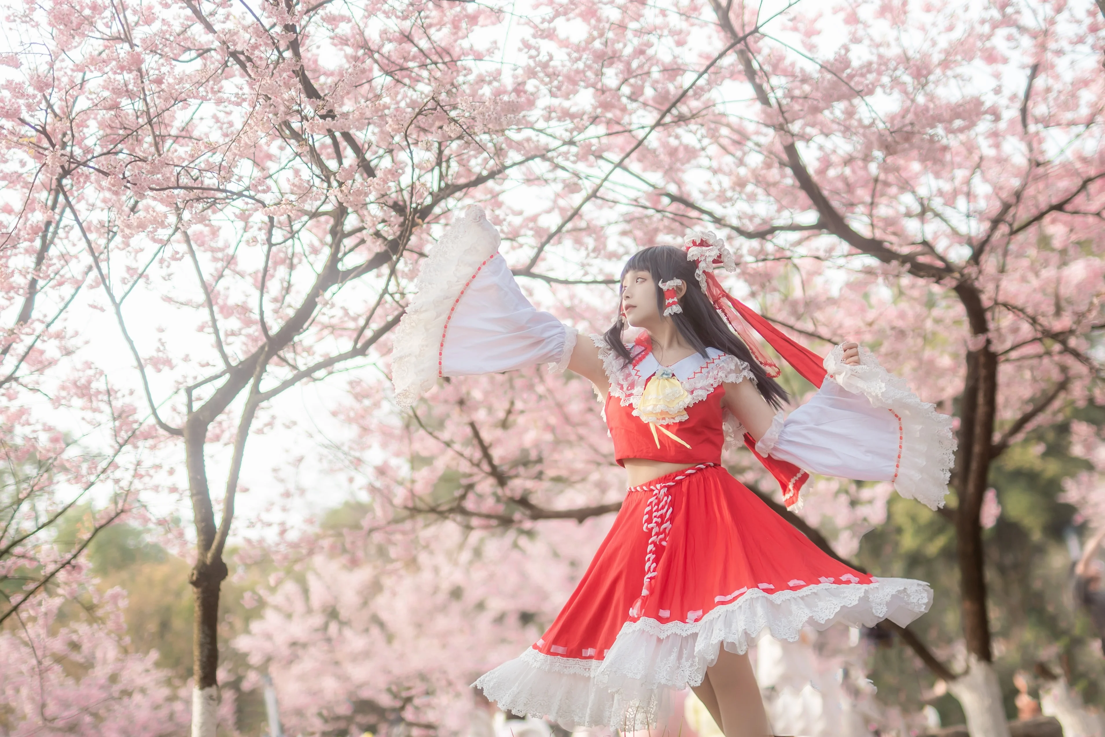 [Reimu Hakurei Cosplay] Cherry Blossoms and the Red-and-White Shrine Maiden at Nanshan Botanical Garden - Image 3