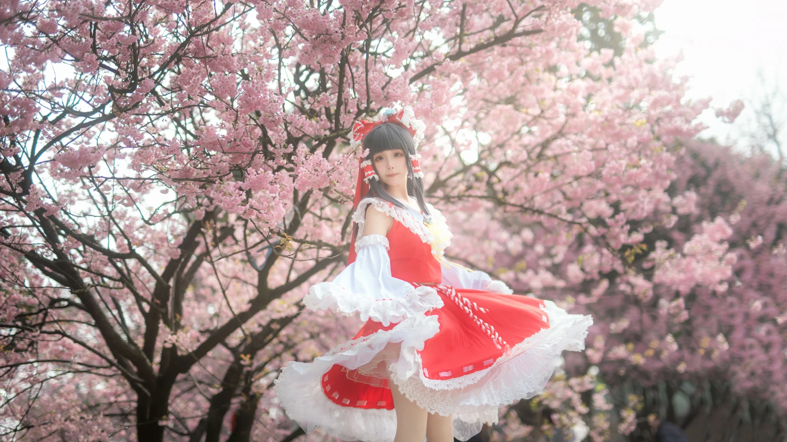 [Reimu Hakurei Cosplay] Cherry Blossoms and the Red-and-White Shrine Maiden at Nanshan Botanical Garden - Image 5
