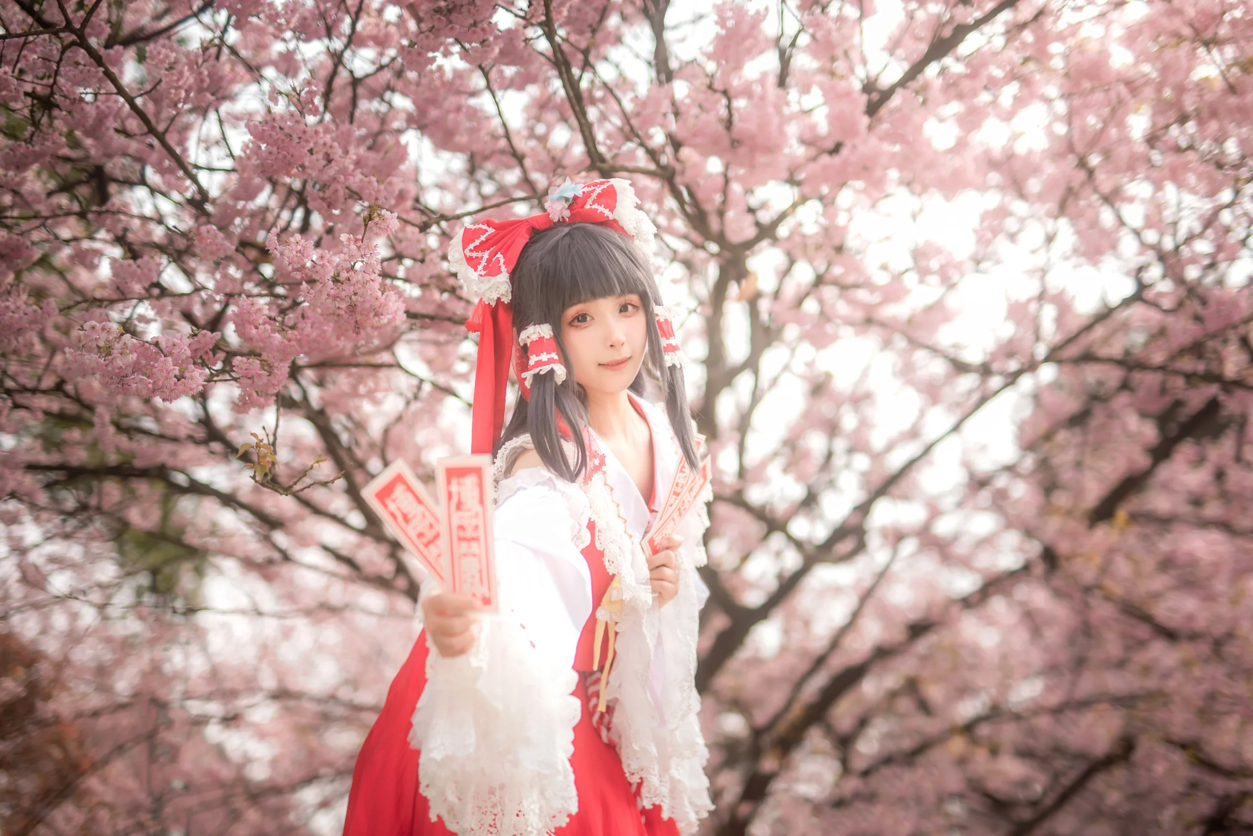 [Reimu Hakurei Cosplay] Cherry Blossoms and the Red-and-White Shrine Maiden at Nanshan Botanical Garden - Image 6