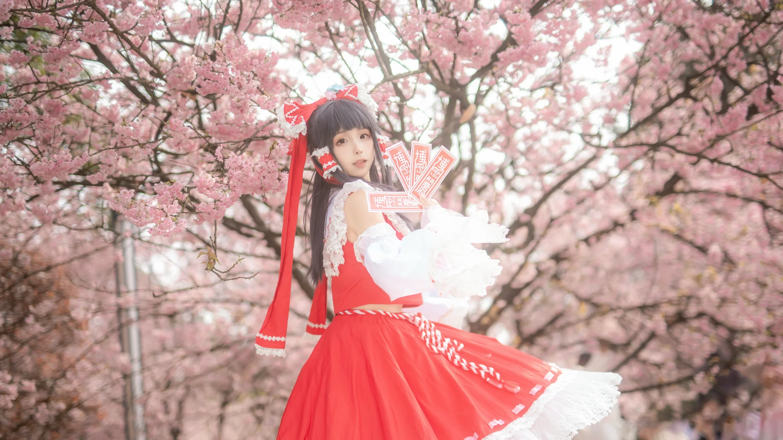 [Reimu Hakurei Cosplay] Cherry Blossoms and the Red-and-White Shrine Maiden at Nanshan Botanical Garden - Image 9