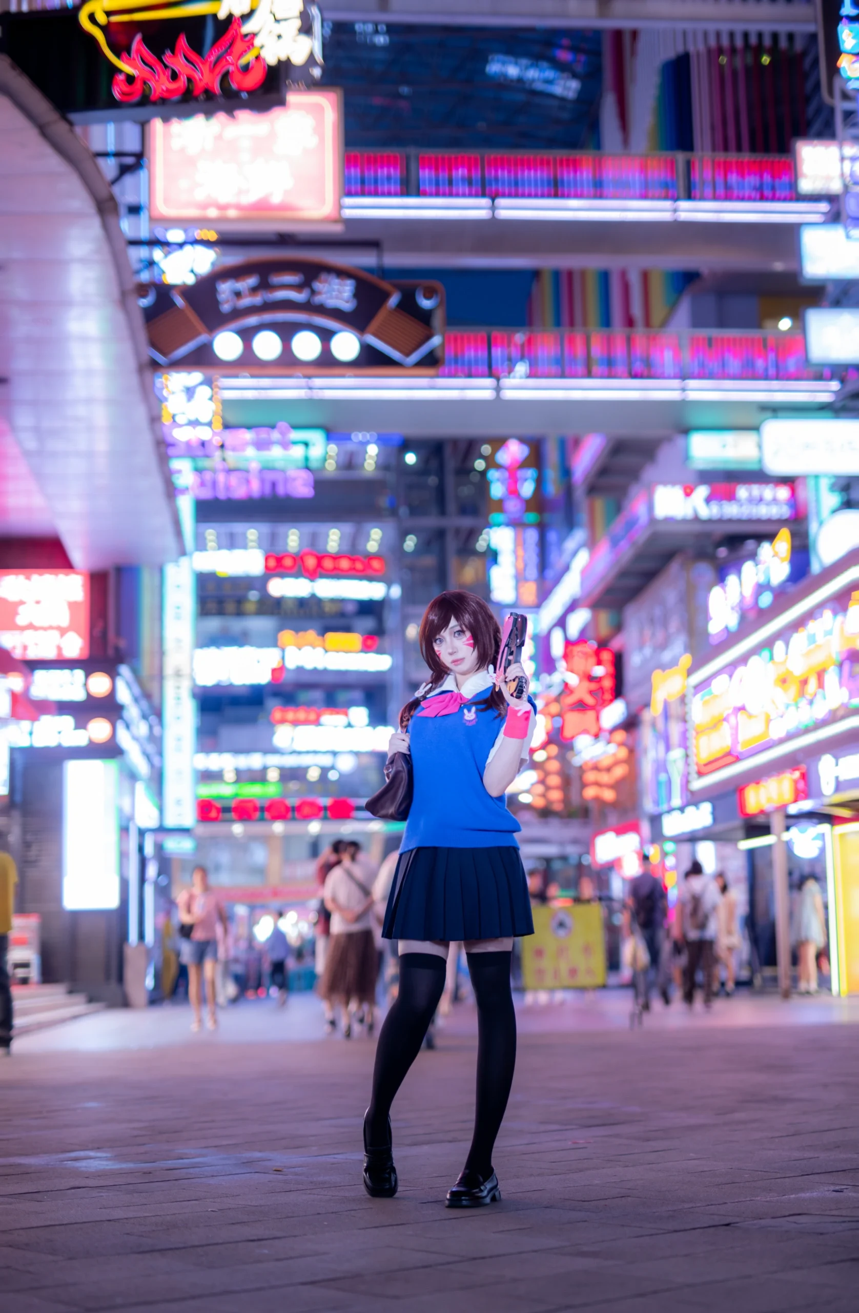 【D.Va cos】霓虹夜色中的机甲少女，闪现重庆得意世界 - 第 2 张