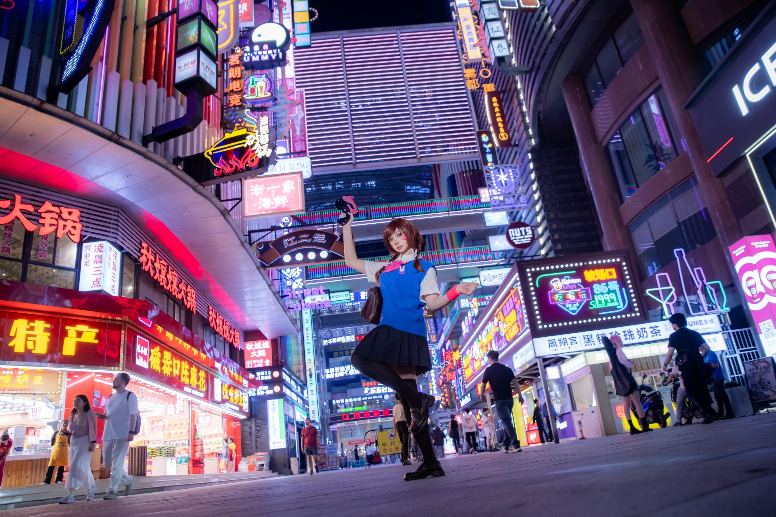 【D.Va cos】霓虹夜色中的机甲少女，闪现重庆得意世界 - 第 3 张