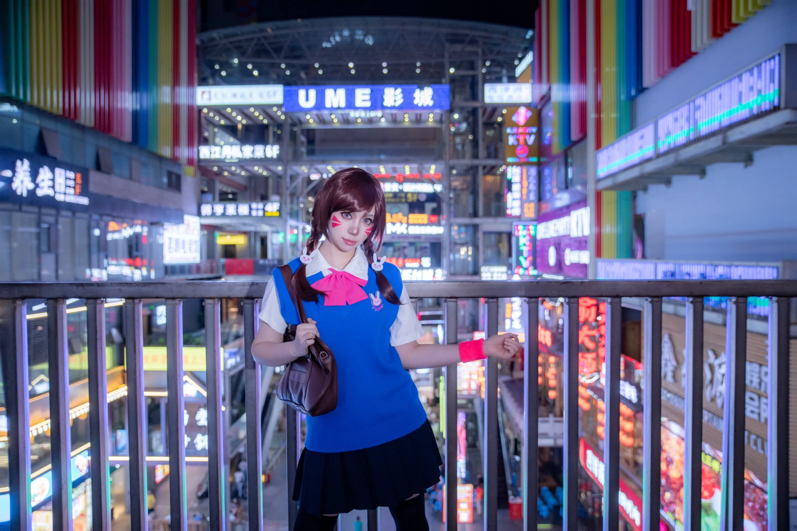 【D.Va cos】霓虹夜色中的机甲少女，闪现重庆得意世界 - 第 5 张