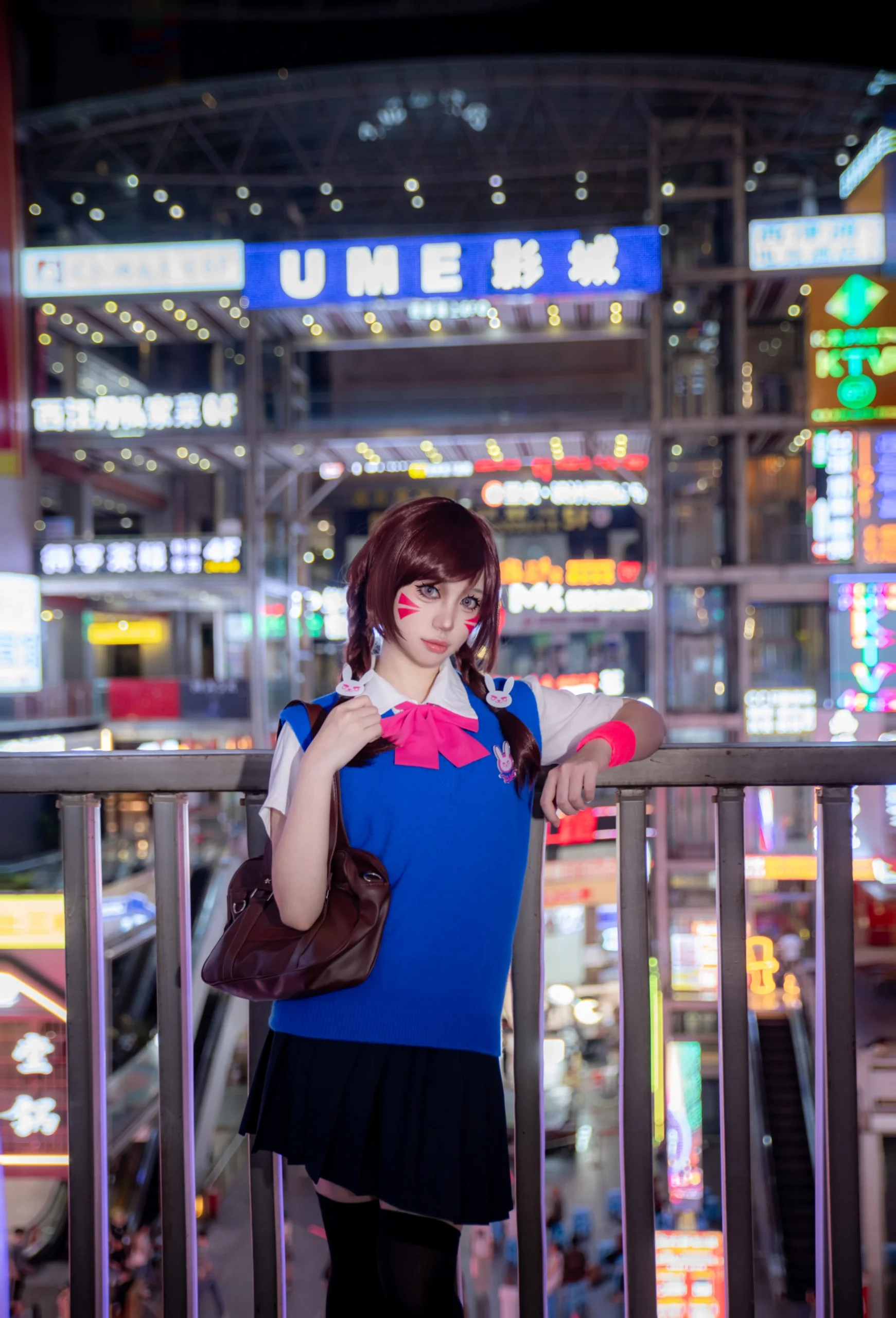 【D.Va cos】霓虹夜色中的机甲少女，闪现重庆得意世界 - 第 6 张
