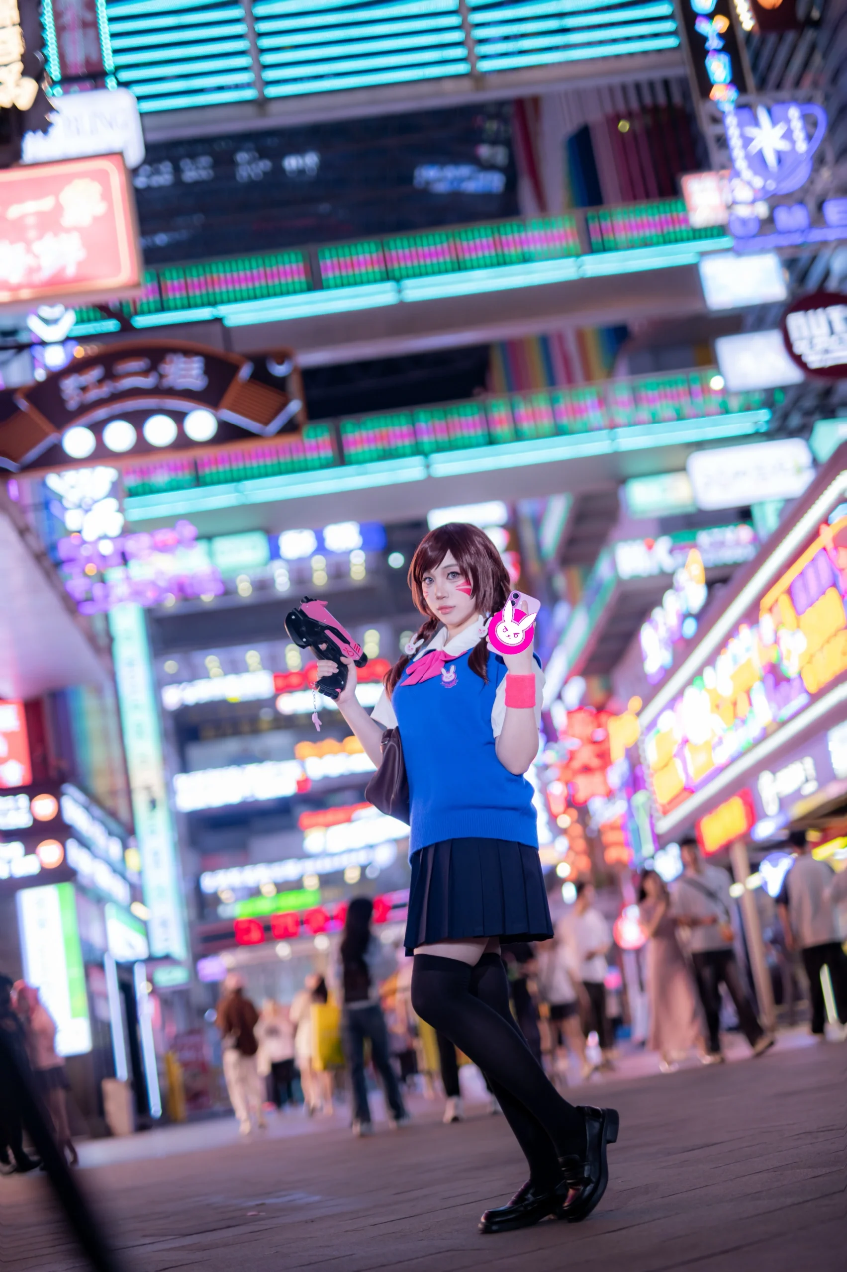 【D.Va cos】霓虹夜色中的机甲少女，闪现重庆得意世界 - 第 7 张