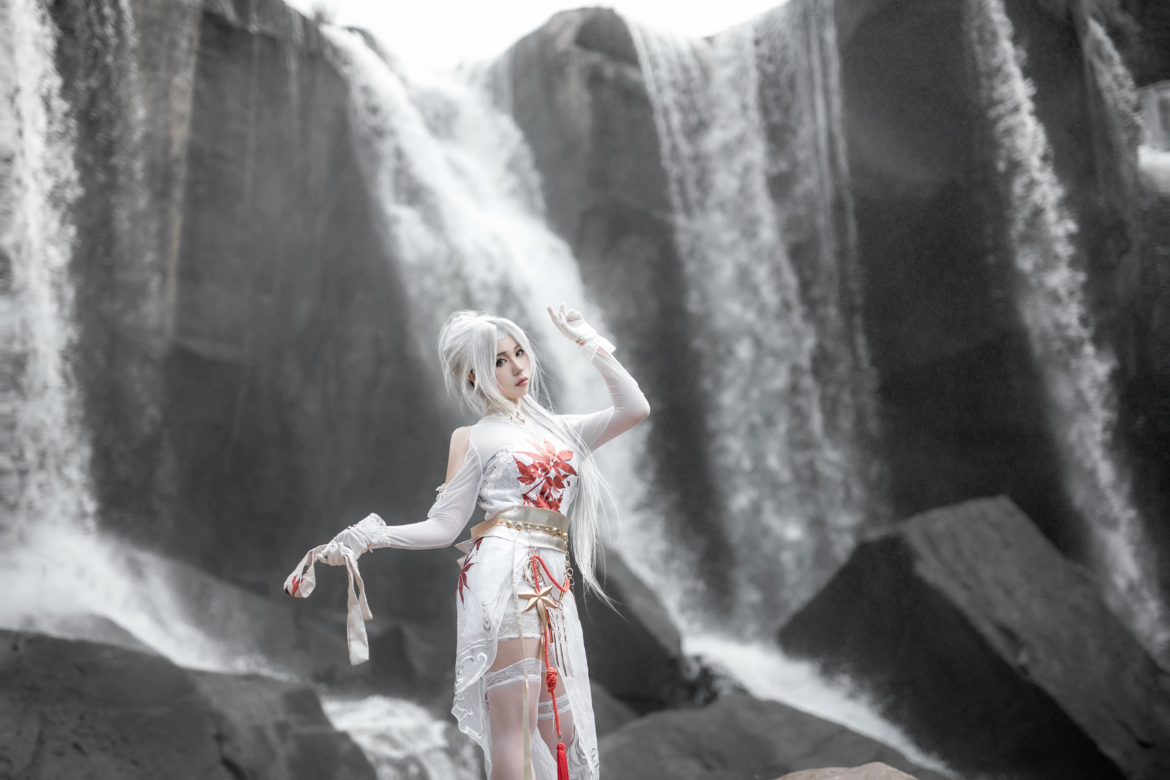 【宁红夜cos】永劫无间昆仑玄女，瀑布下的清冷白影 - 第 3 张
