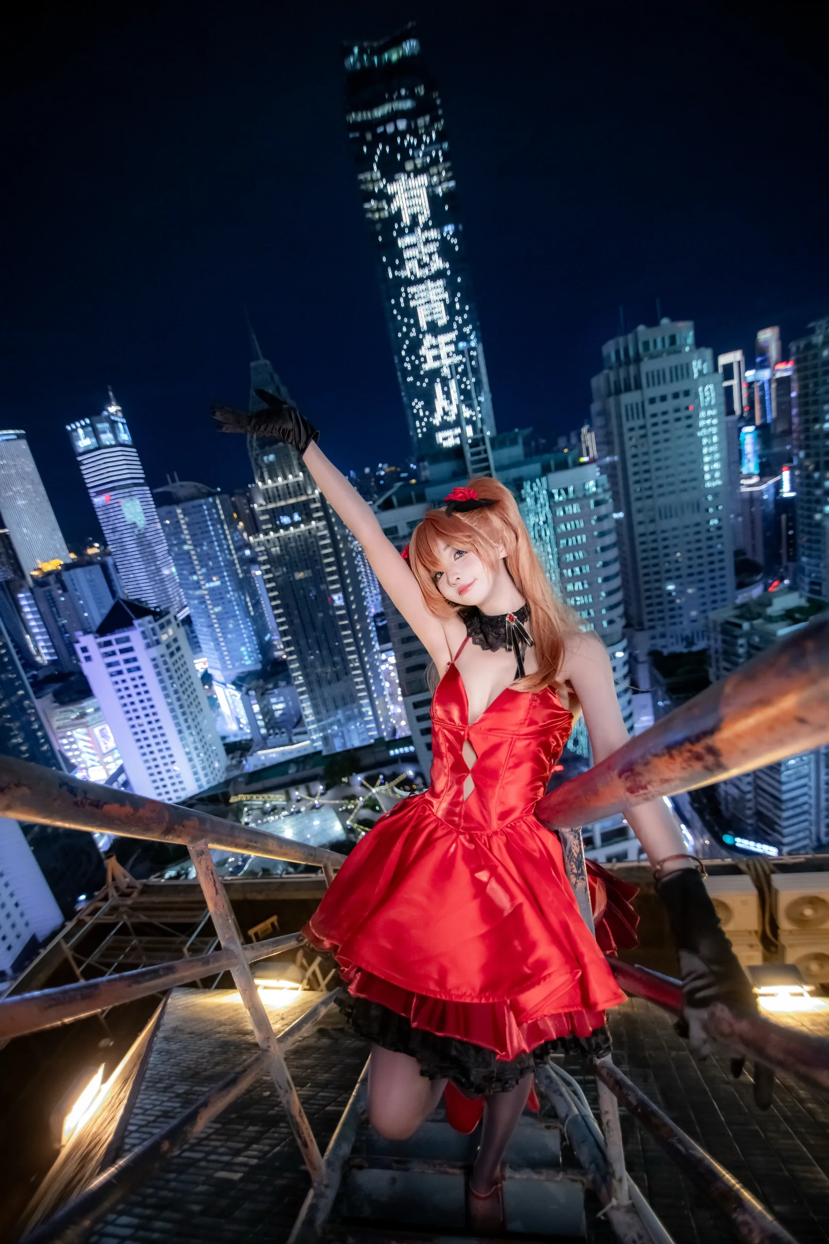 【明日香cos】重庆天台夜晚，霓虹灯下的红黑战裙 - 第 10 张