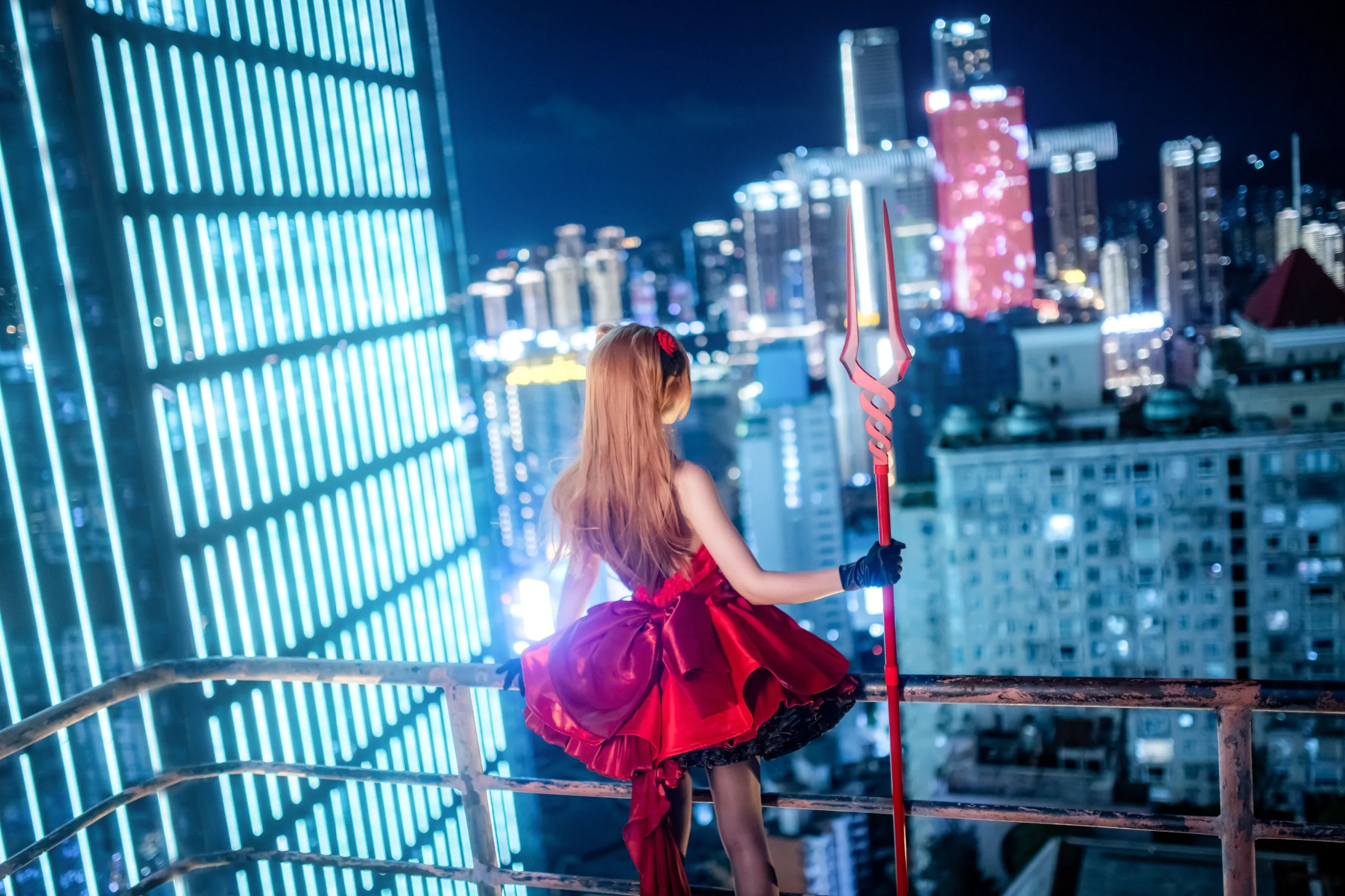 【明日香cos】重庆天台夜晚，霓虹灯下的红黑战裙 - 第 2 张