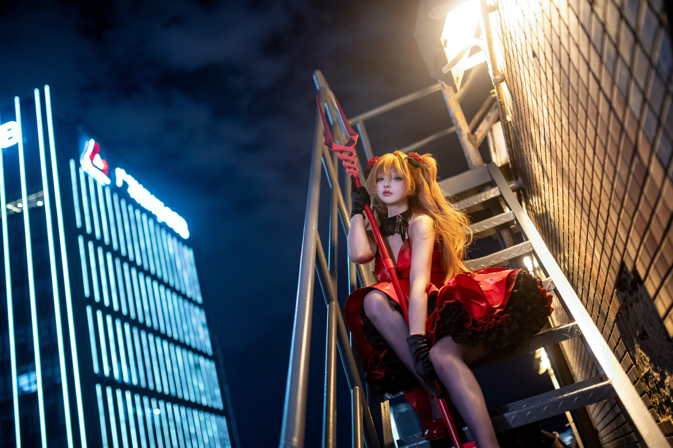 【明日香cos】重庆天台夜晚，霓虹灯下的红黑战裙 - 第 3 张
