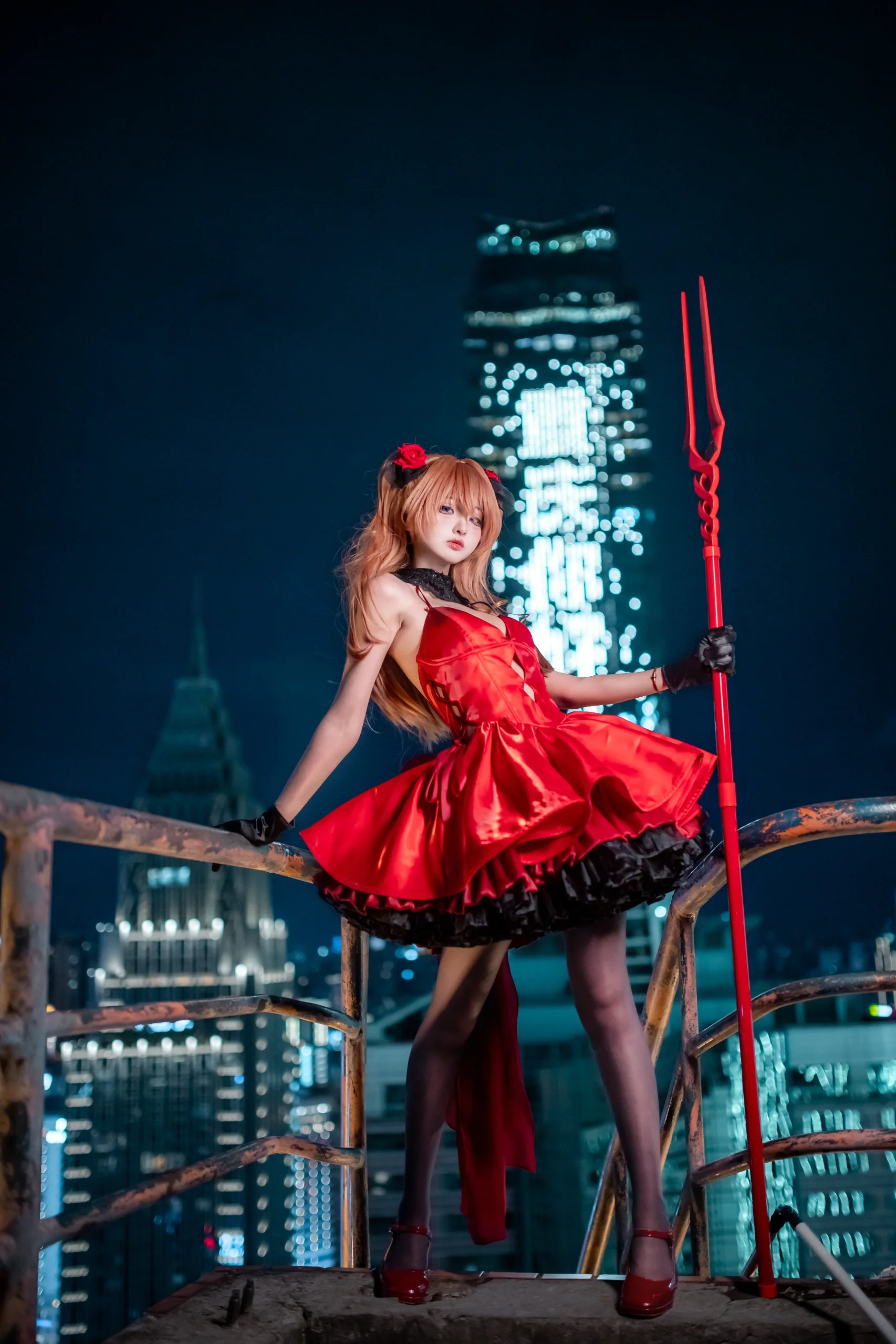 【明日香cos】重庆天台夜晚，霓虹灯下的红黑战裙 - 第 4 张
