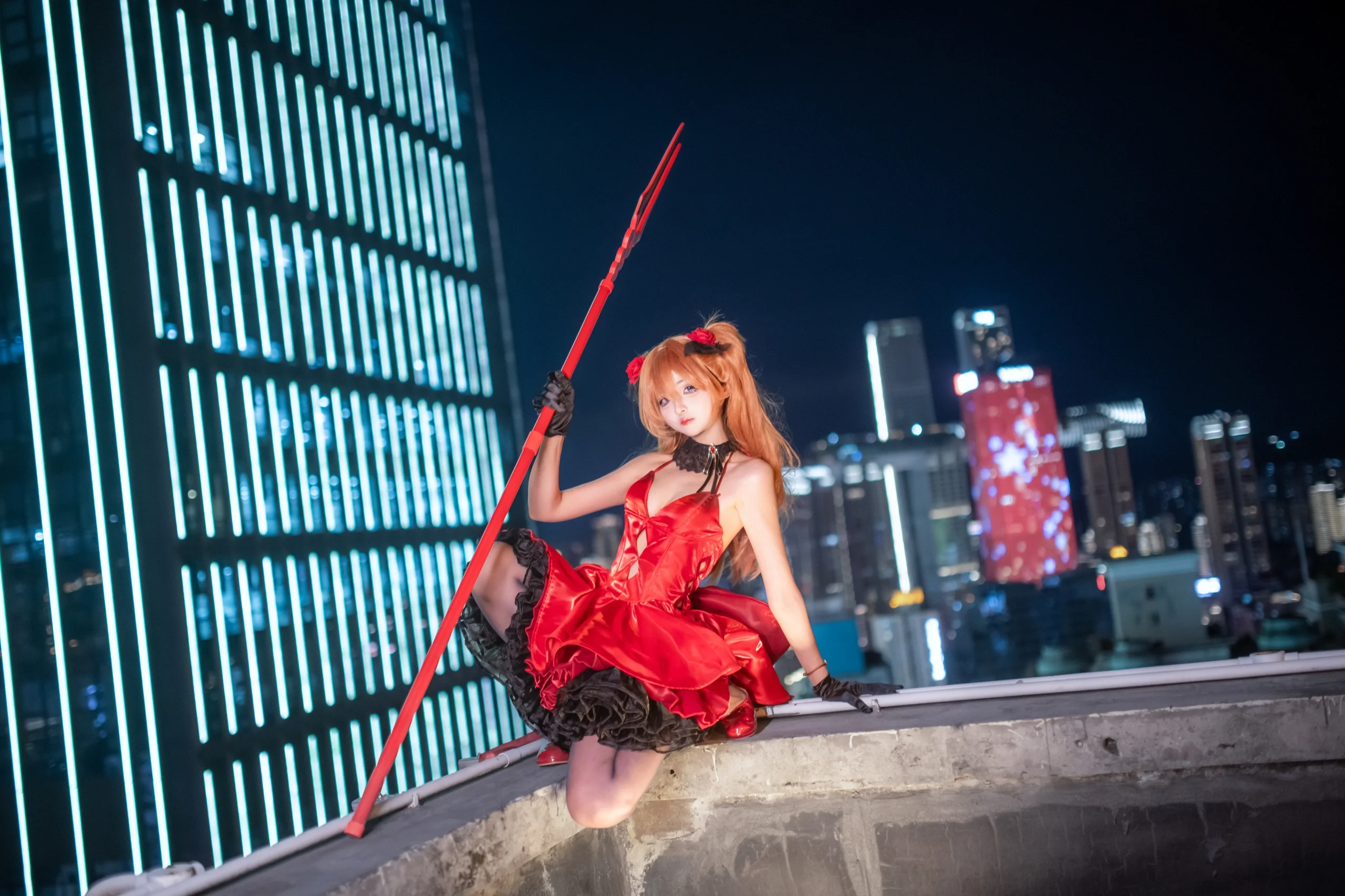【明日香cos】重庆天台夜晚，霓虹灯下的红黑战裙 - 第 6 张