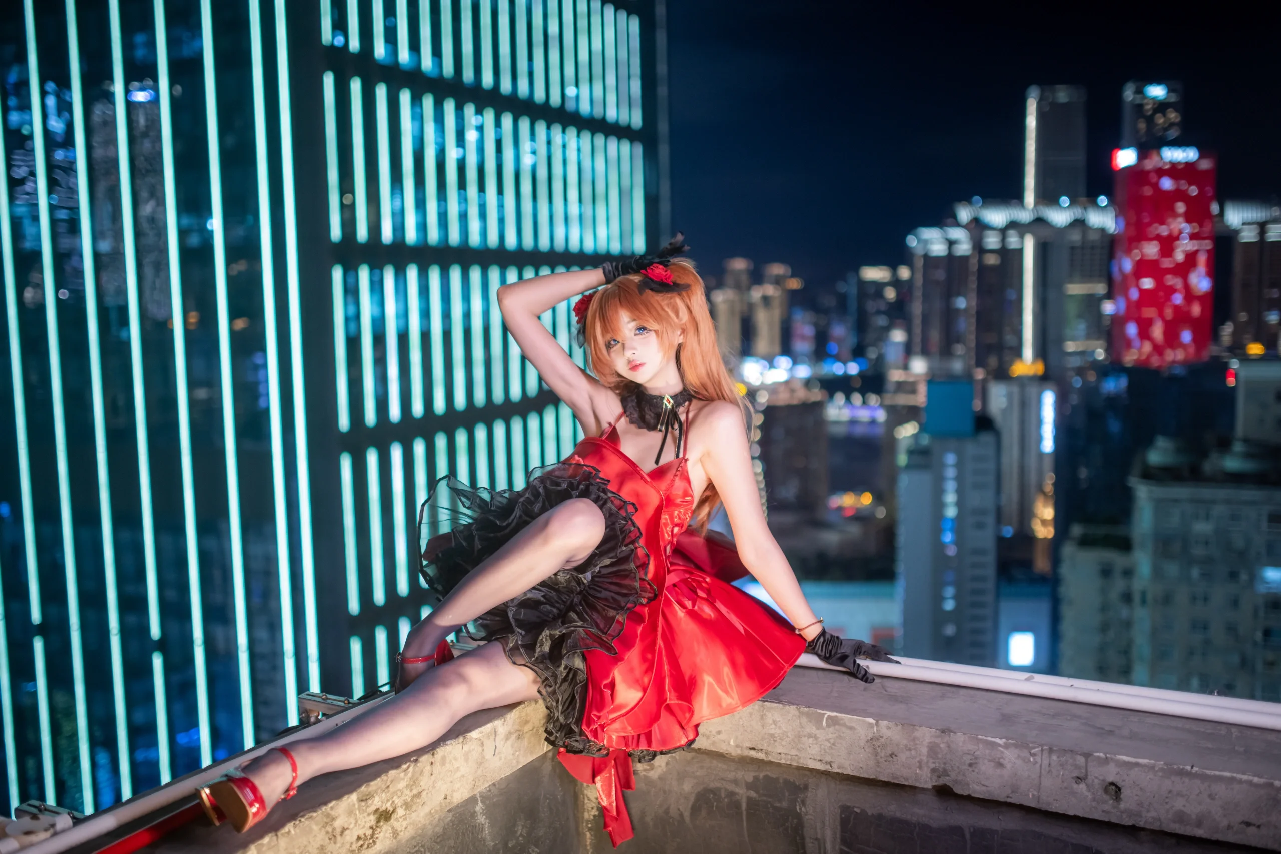 【明日香cos】重庆天台夜晚，霓虹灯下的红黑战裙 - 第 8 张